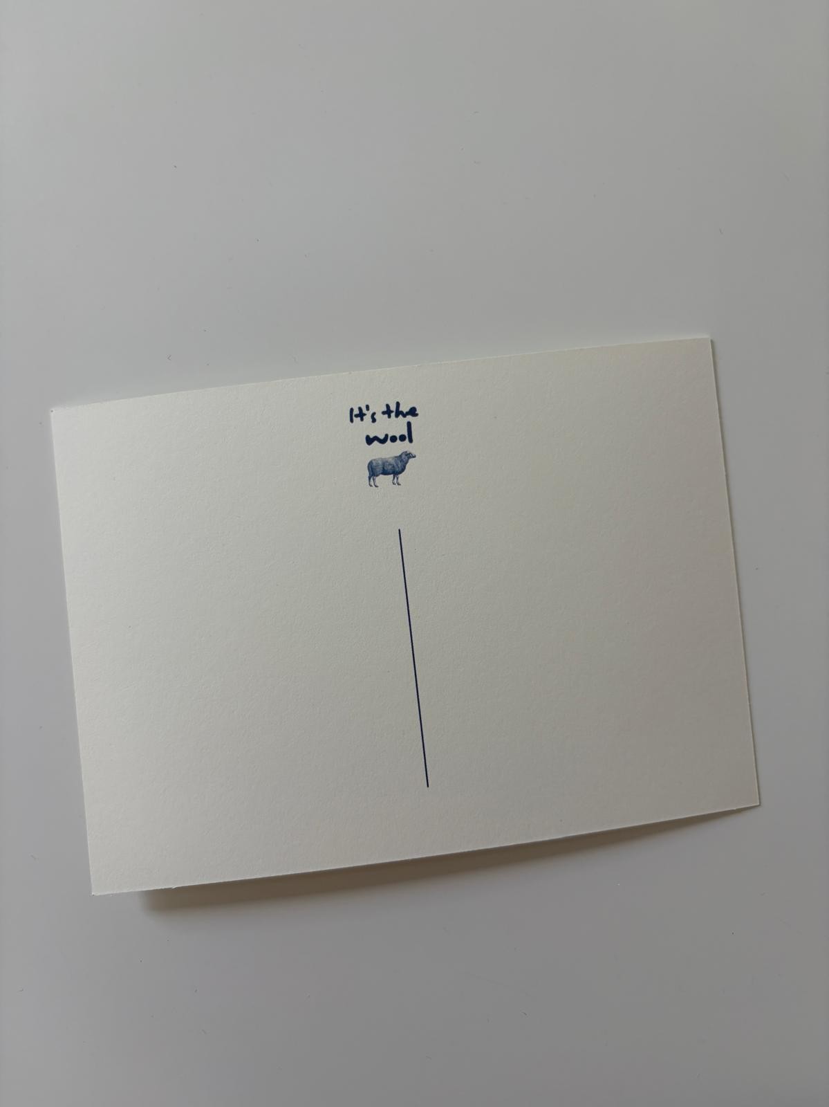Wenskaart Blauw Katje met Koffiebeker – Illustratie van een Wollen Katje