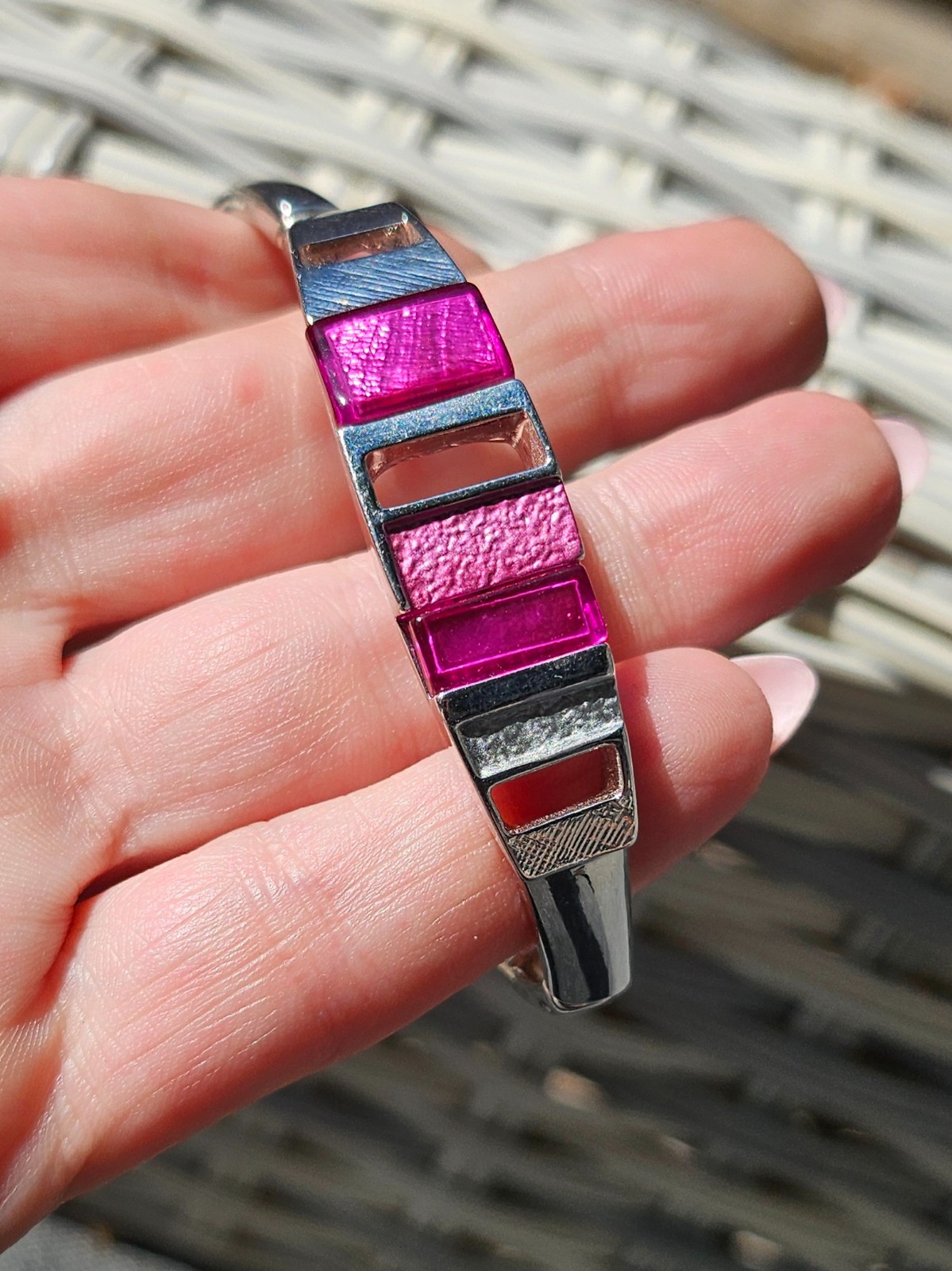 Zilverkleurige armband met roze details - 146618 Zilverkleurige armband met roze details