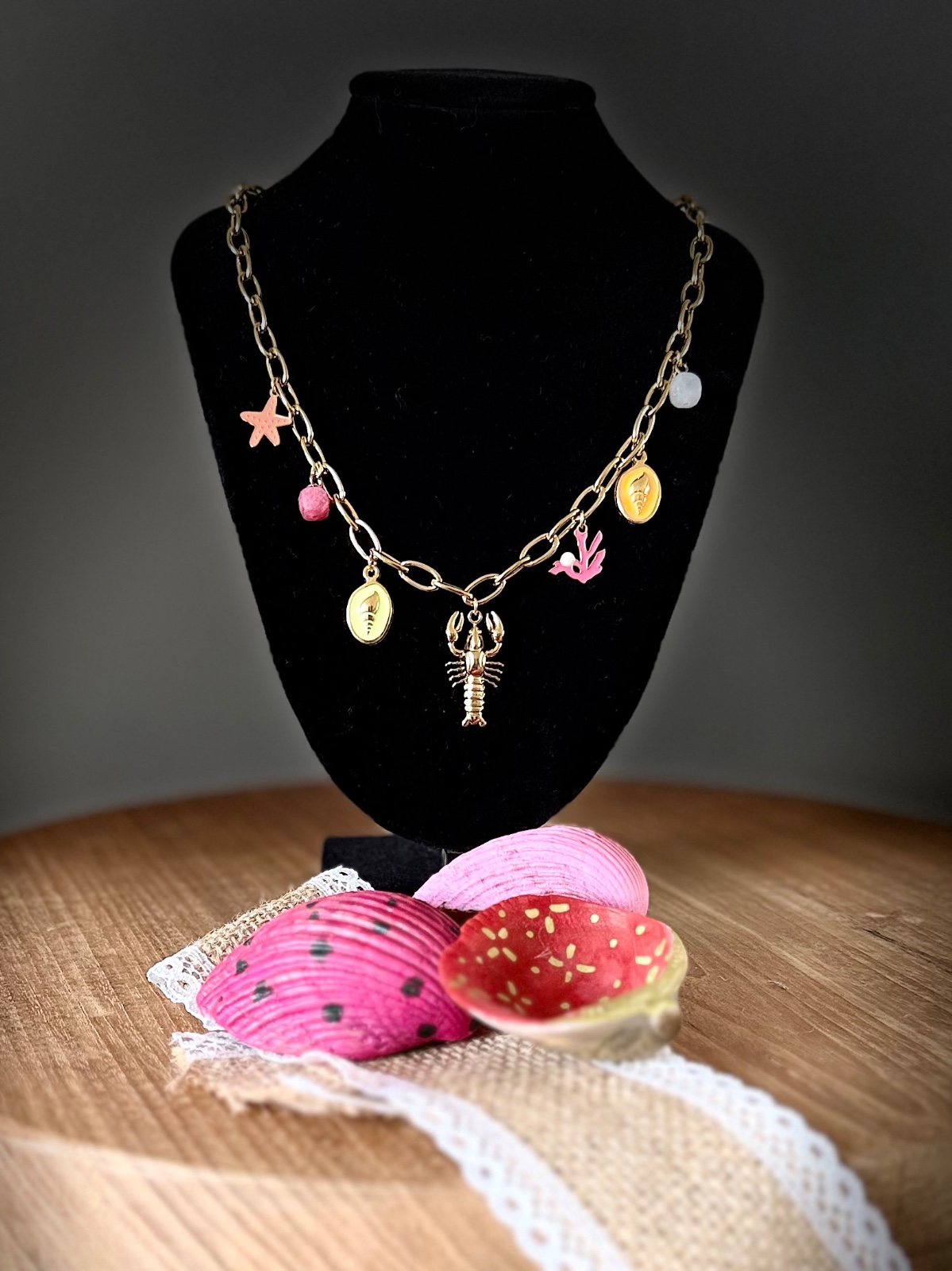 Goudkleurige ketting met verschillende zomerbedels