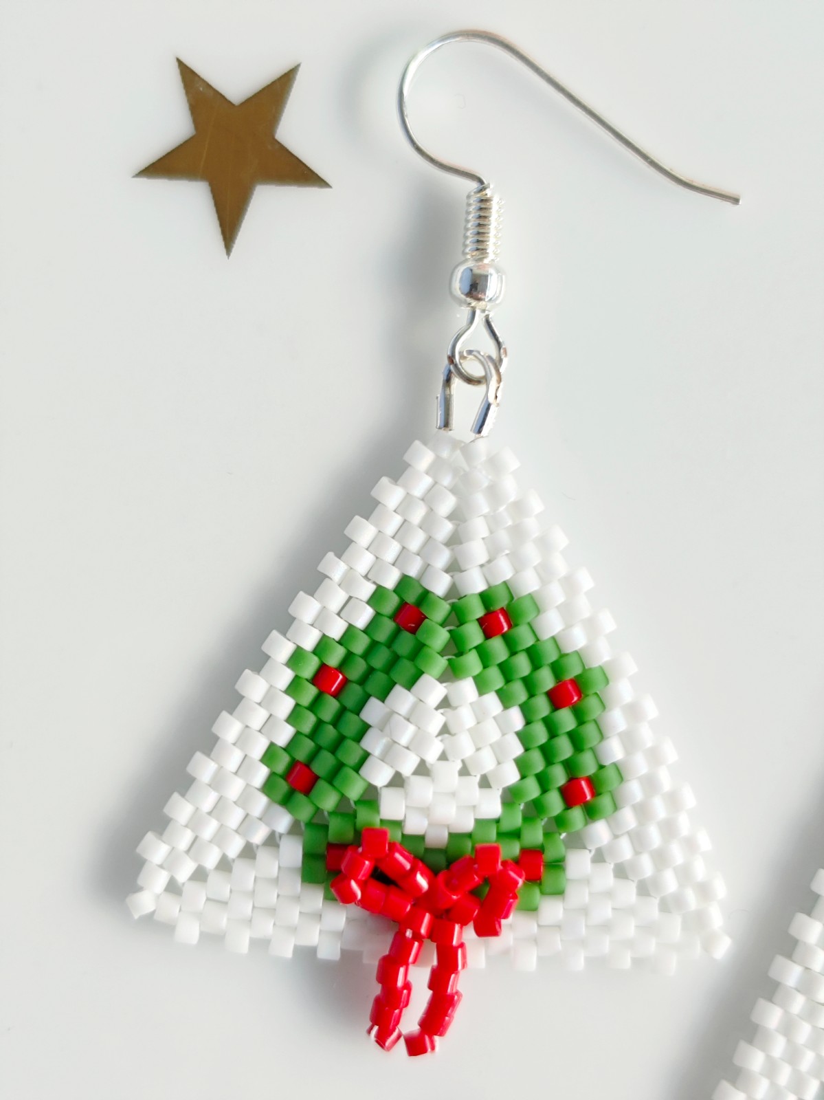 Handgemaakte oorbellen van kralen, 'Kerstkrans' - 153519 Handgemaakte oorbellen van kralen, 'Kerstkrans'