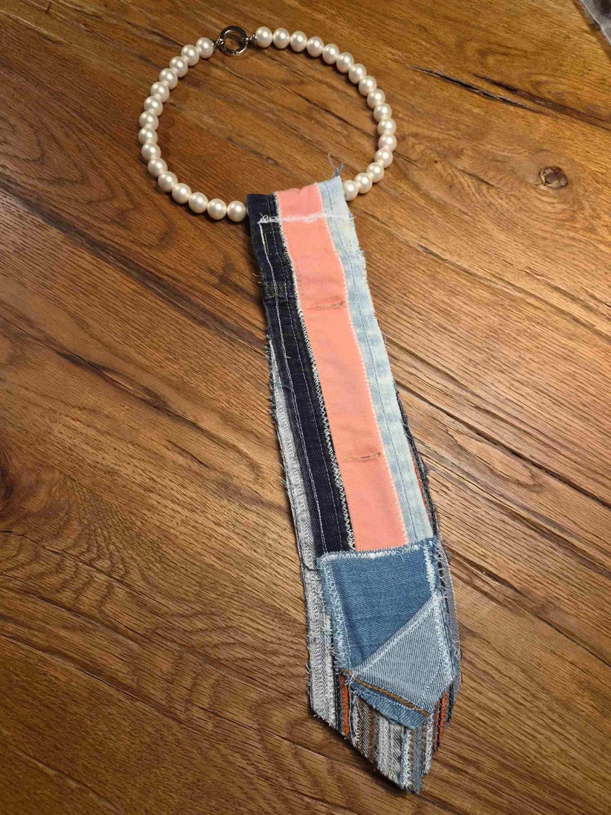 Upcycled Denim Ketting-Stropdas met Parels – One of a Kind - 153329 Upcycled Denim Ketting-Stropdas met Parels – One of a Kind