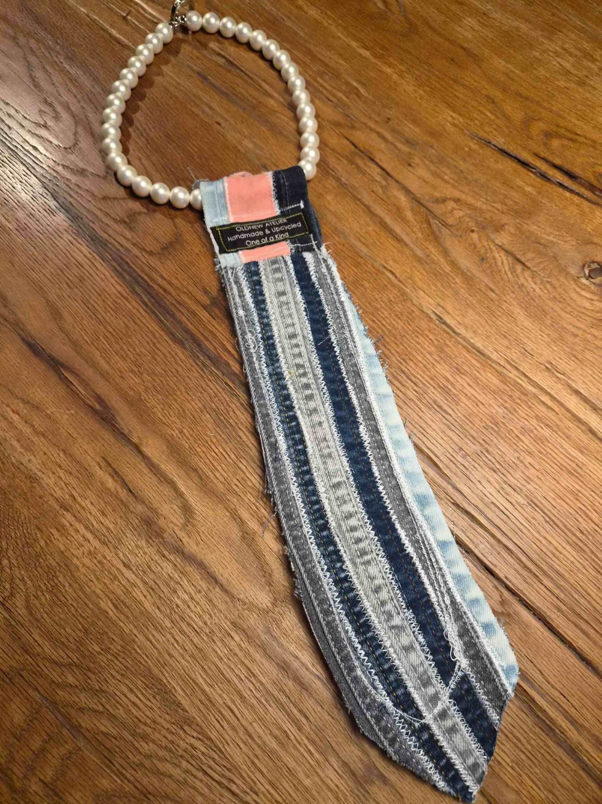 Upcycled Denim Ketting-Stropdas met Parels – One of a Kind - 153330 Upcycled Denim Ketting-Stropdas met Parels – One of a Kind