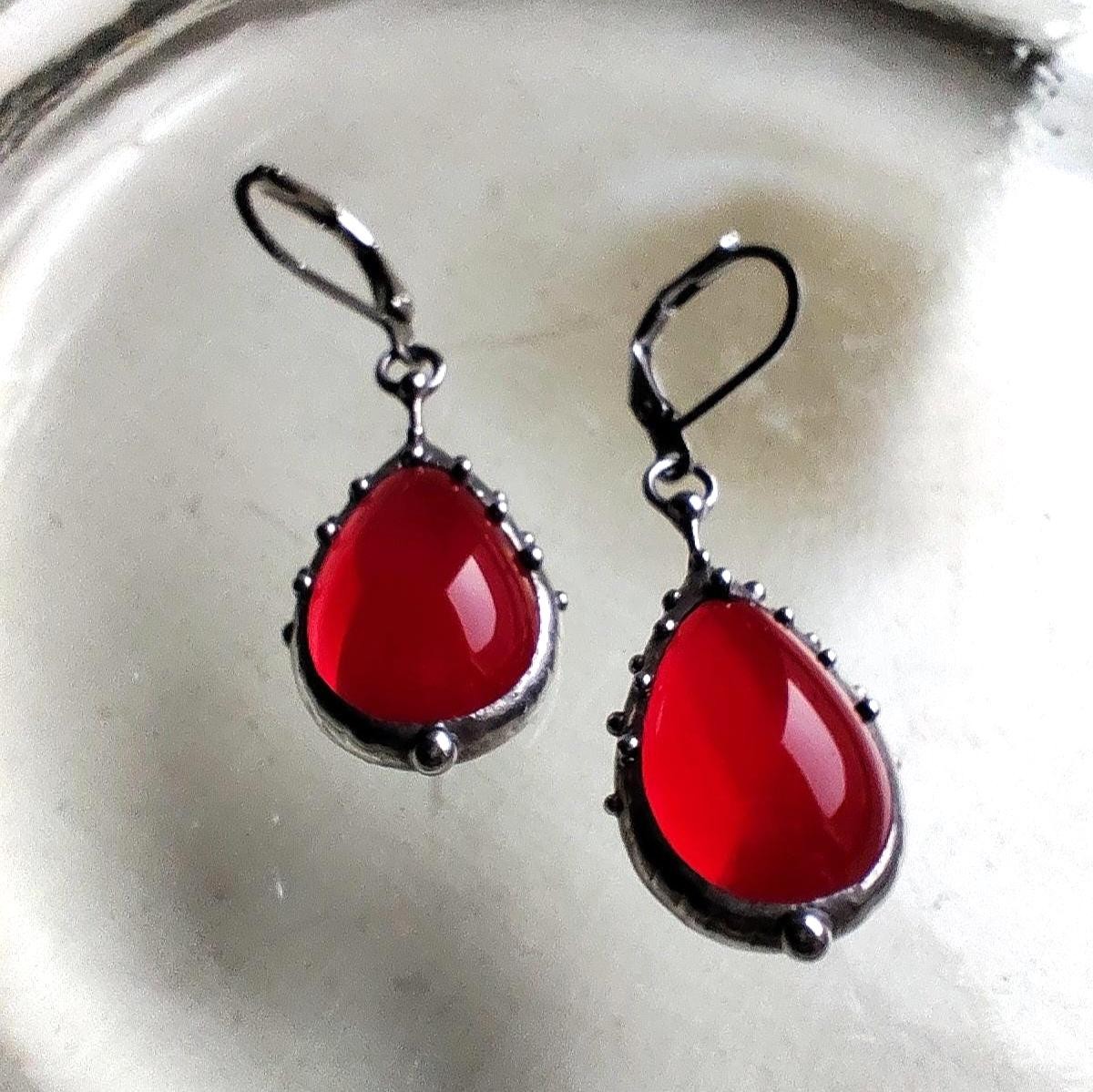 Handgemaakte druppeloorbellen met rood glas en zilverkleurig koper - 141582 Handgemaakte druppeloorbellen met rood glas en zilverkleurig koper