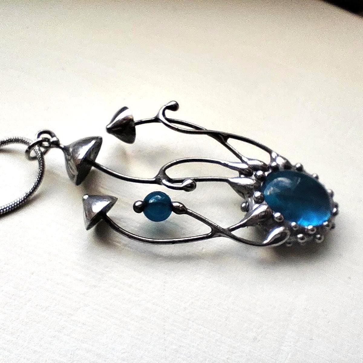 Handgemaakte paddenstoelenketting met blauw glas en zilverkleurig kop… - 142031 Handgemaakte paddenstoelenketting met blauw glas en zilverkleurig koper
