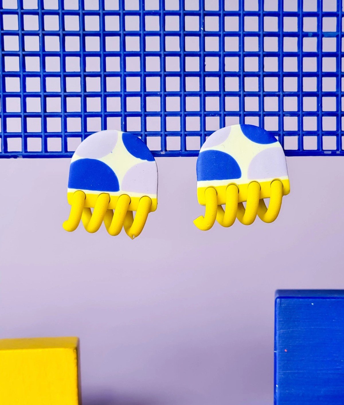 Blue, violet & yellow patterned color block earrings. Handmade polymer clay statement dangles. 80s memphis group, bold dopamine jewelry. - 71676.jpeg Kleurrijke, handgemaakte oorbellen met geel, lila en blauw patroon. Lichtgewicht, dopamine statement Memphis Polymeerklei oorbellen