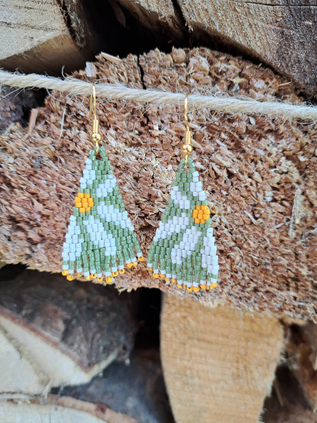 Kralenoorbellen Madelief – Handgemaakt met Miyuki Delica in 3 kleurencombi’s