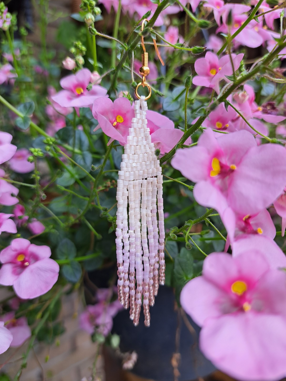 Fringe oorbellen Pink Whisper – ombre wit-roze, glaskralen, verguld zilver, 10 cm lang