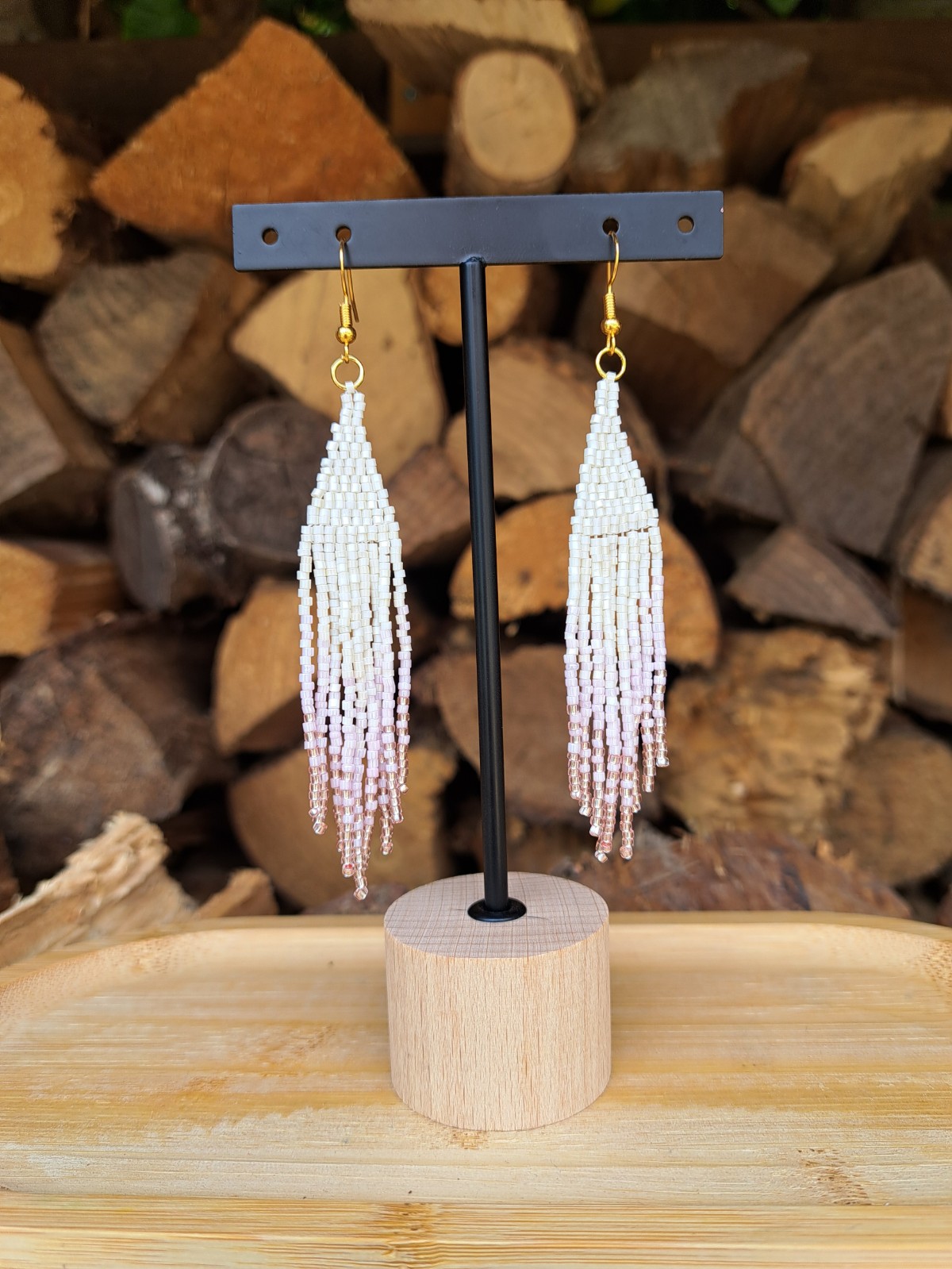 Fringe oorbellen Pink Whisper – ombre wit-roze, glaskralen, verguld zilver, 10 cm lang