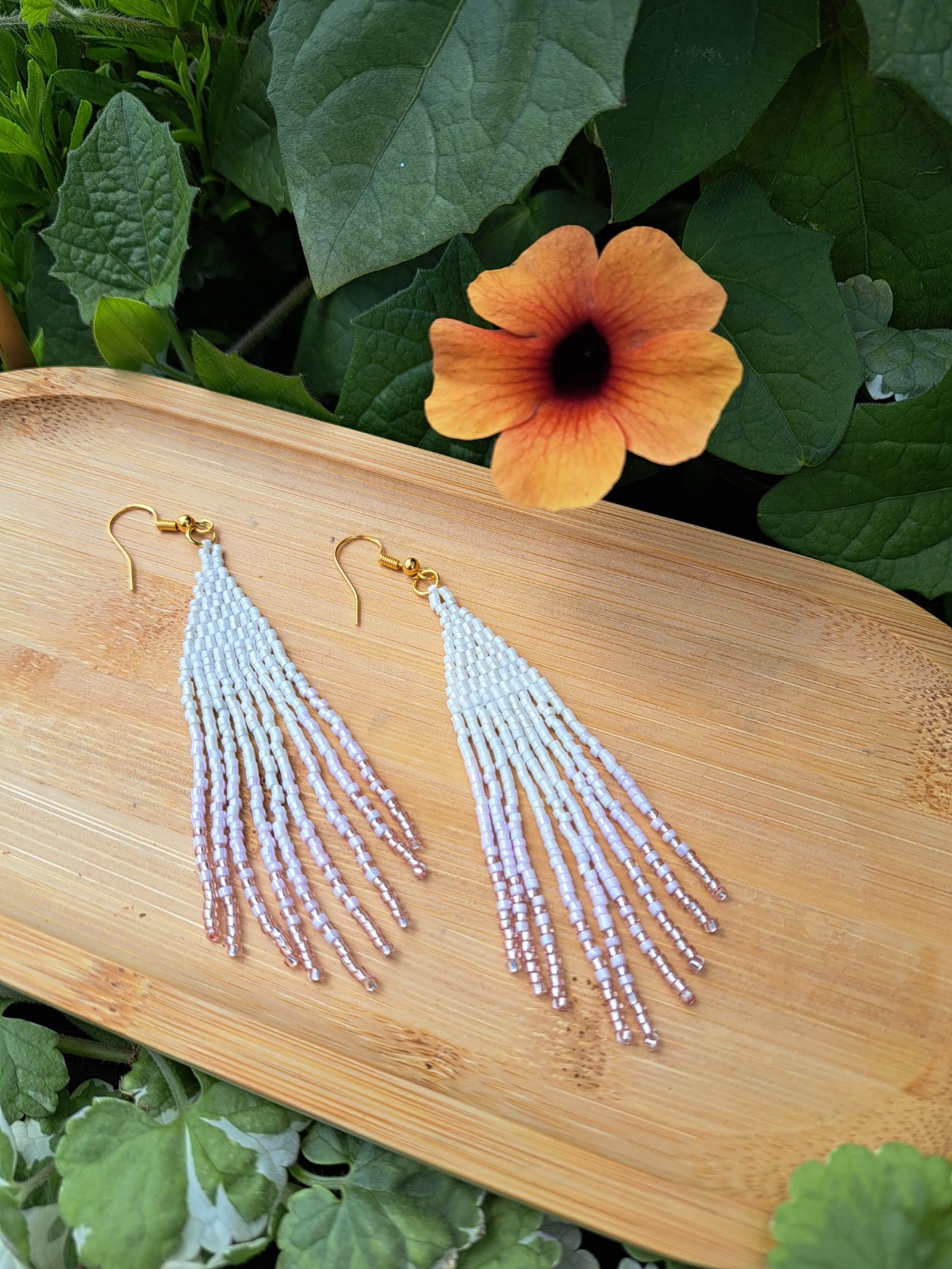 Fringe oorbellen Pink Whisper – ombre wit-roze, glaskralen, verguld zilver, 10 cm lang