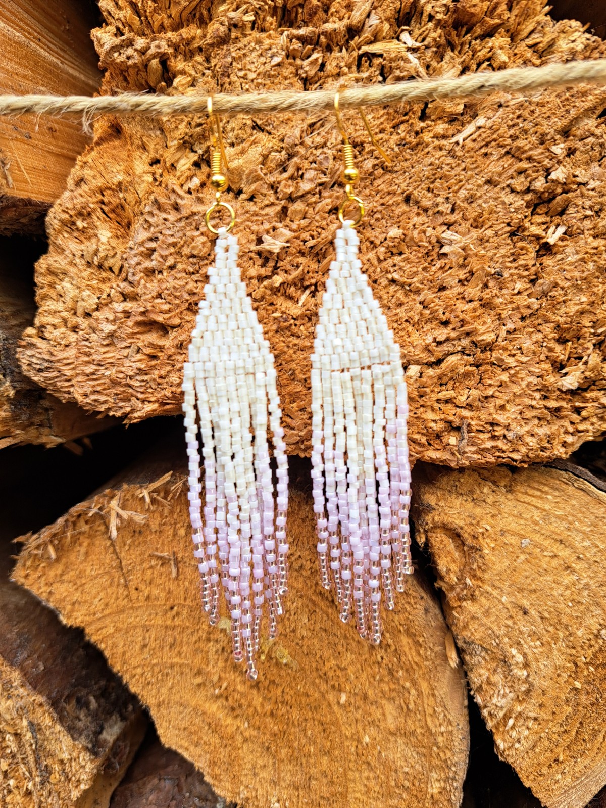 Fringe oorbellen Pink Whisper – ombre wit-roze, glaskralen, verguld zilver, 10 cm lang