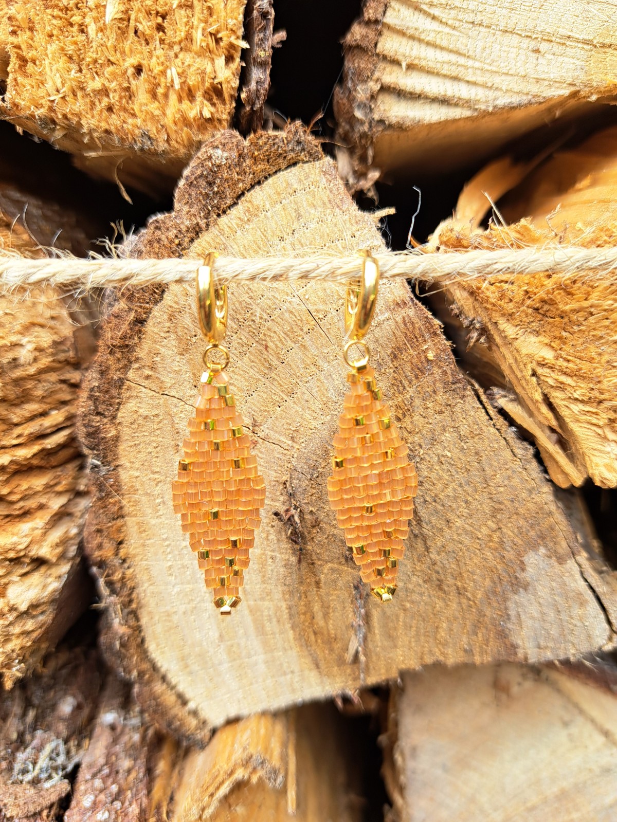 Terracotta oorbellen met goudkleurige ringen – lichtgewicht, 4,5 cm lang