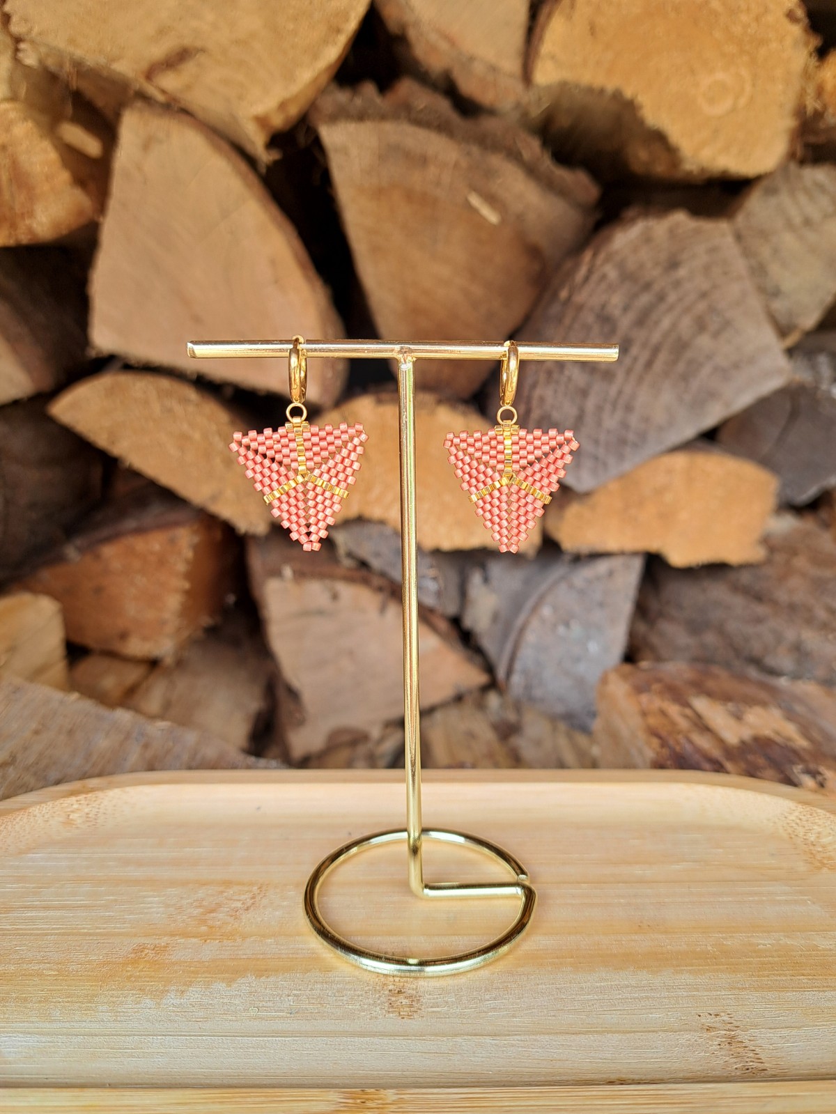 Handgemaakte oorbellen – driehoekig met terracotta en goudkleurige kralen