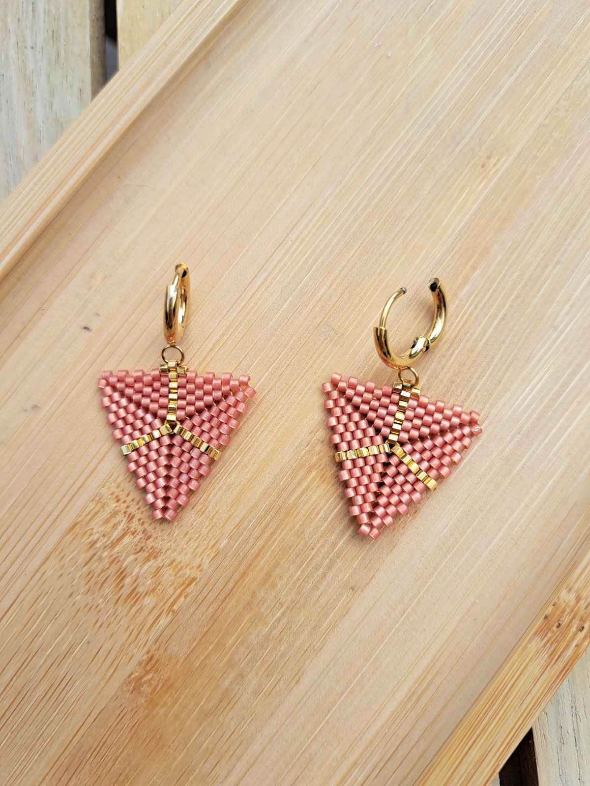 Handgemaakte oorbellen – driehoekig met terracotta en goudkleurige kralen