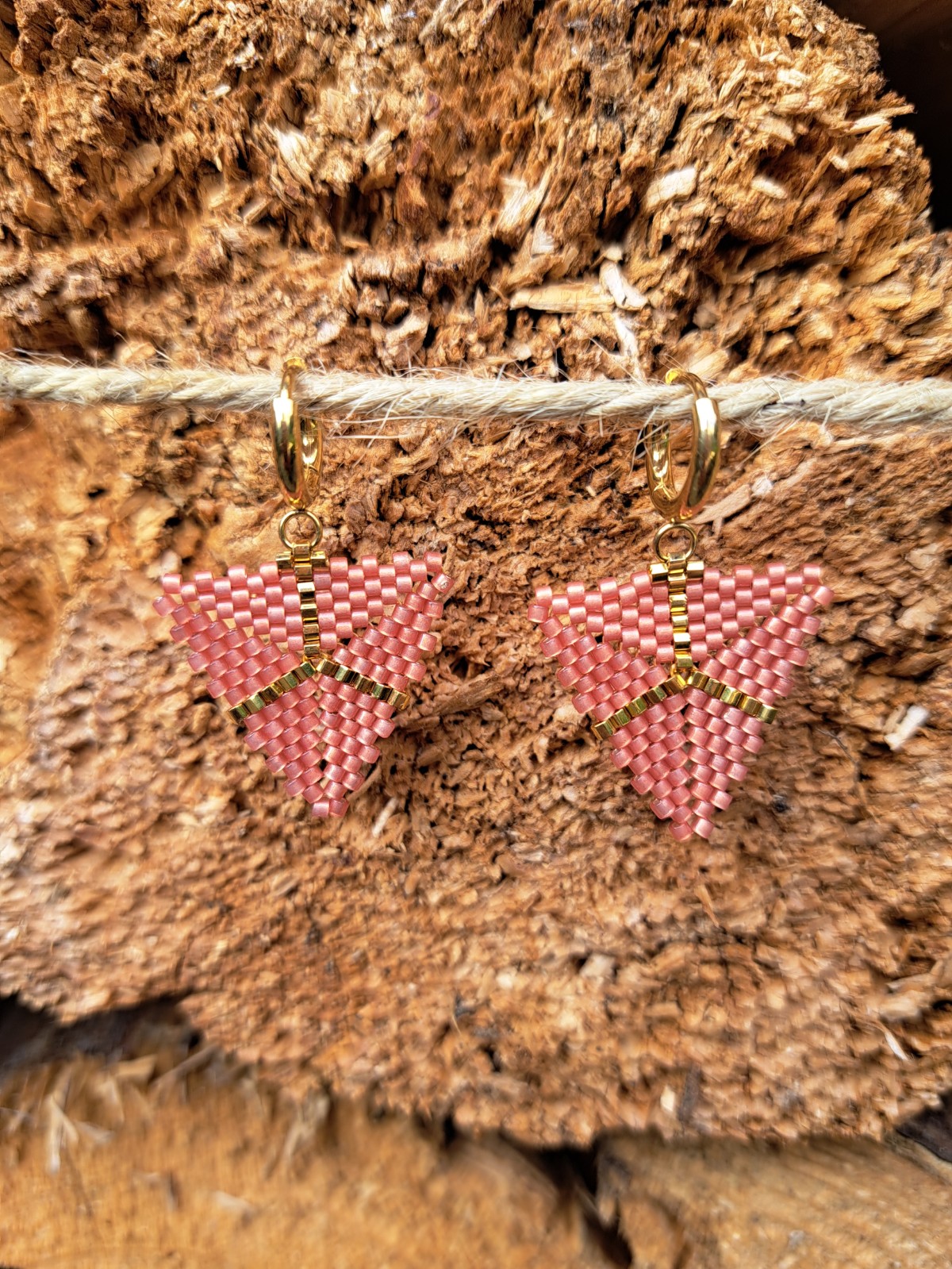 Handgemaakte oorbellen – driehoekig met terracotta en goudkleurige kralen