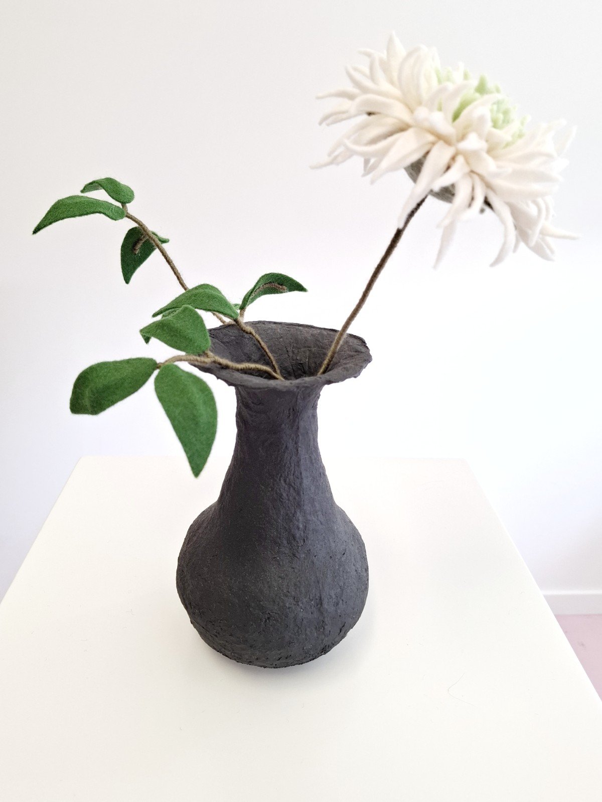 Zwarte, onbreekbare papieren vaas van hergebruikt papier