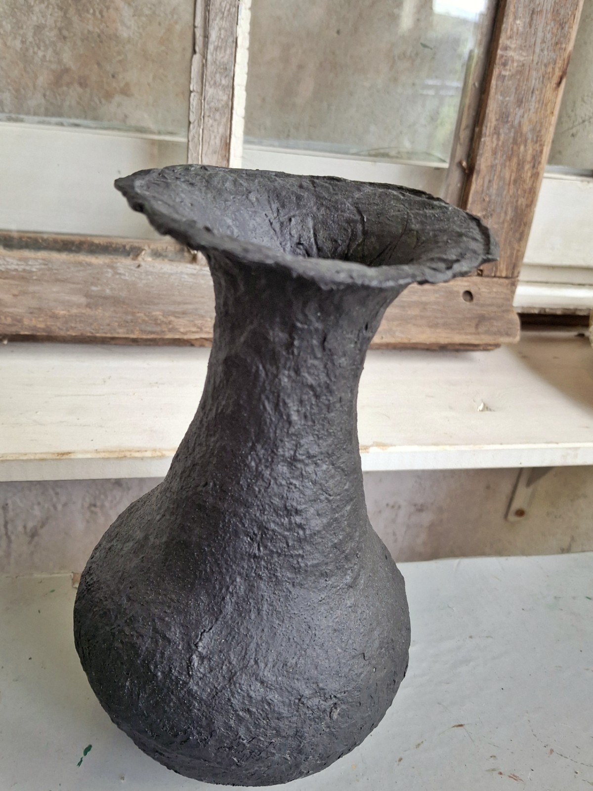 Zwarte, onbreekbare papieren vaas van hergebruikt papier