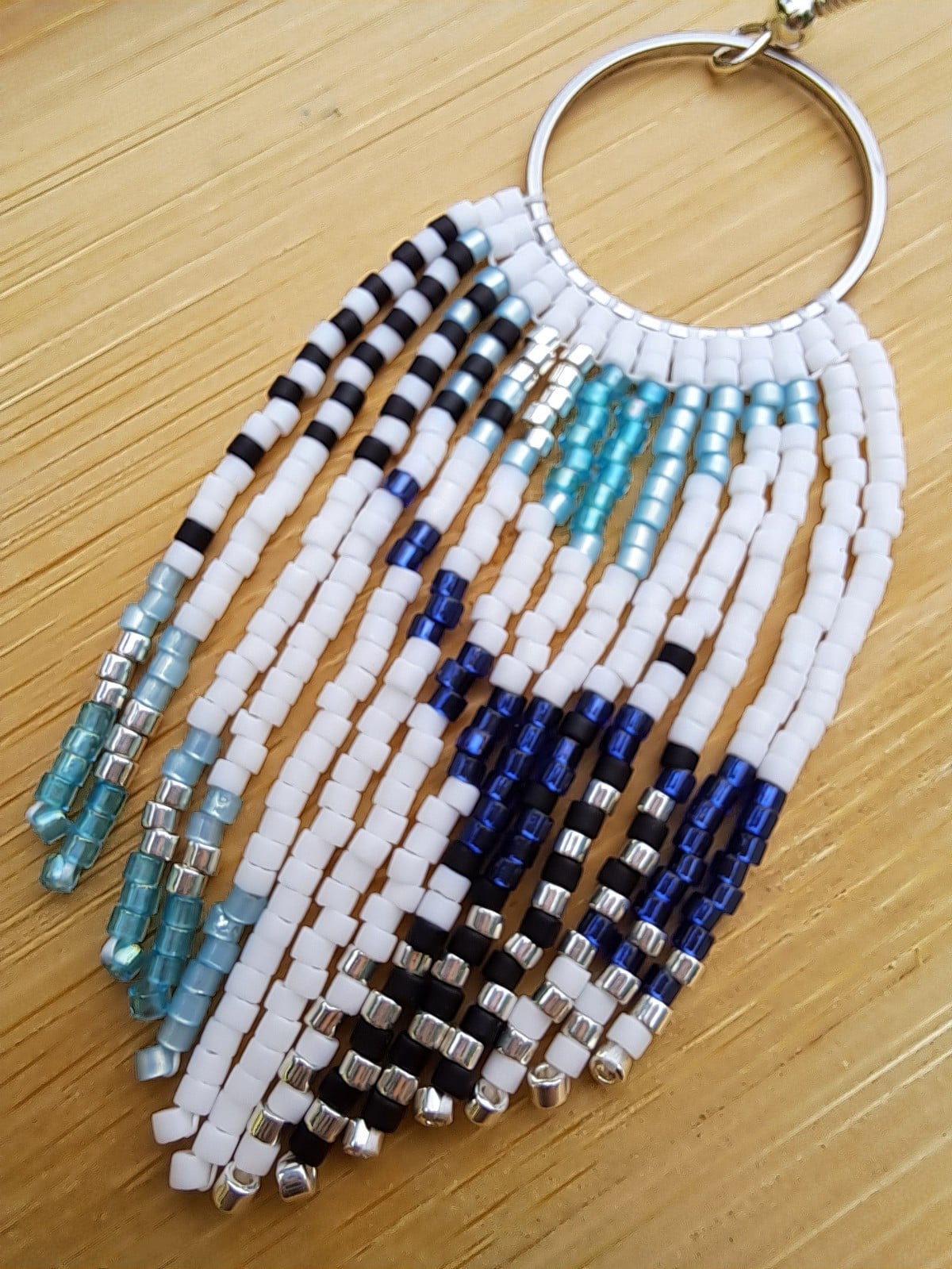 Blue Mirage – lichte fringe oorbellen met miyuki kralen in blauw, zilver en zwart