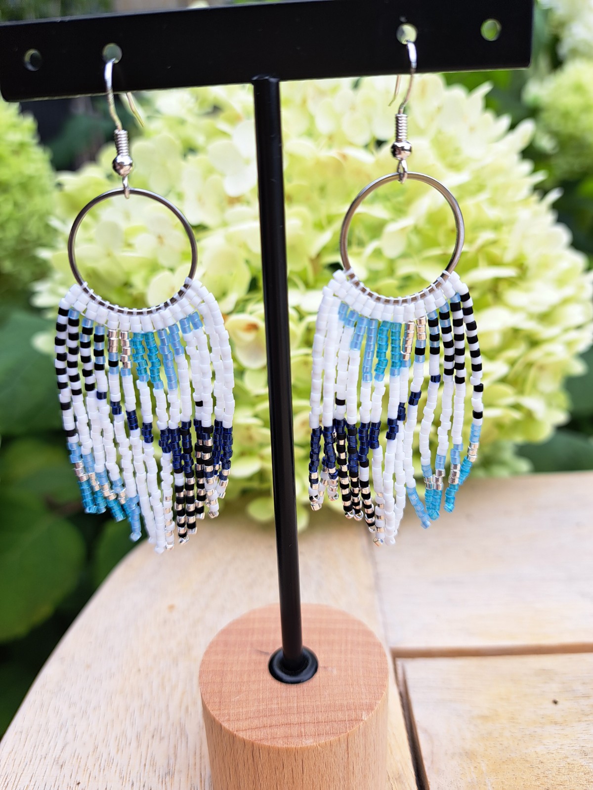 Blue Mirage – lichte fringe oorbellen met miyuki kralen in blauw, zilver en zwart