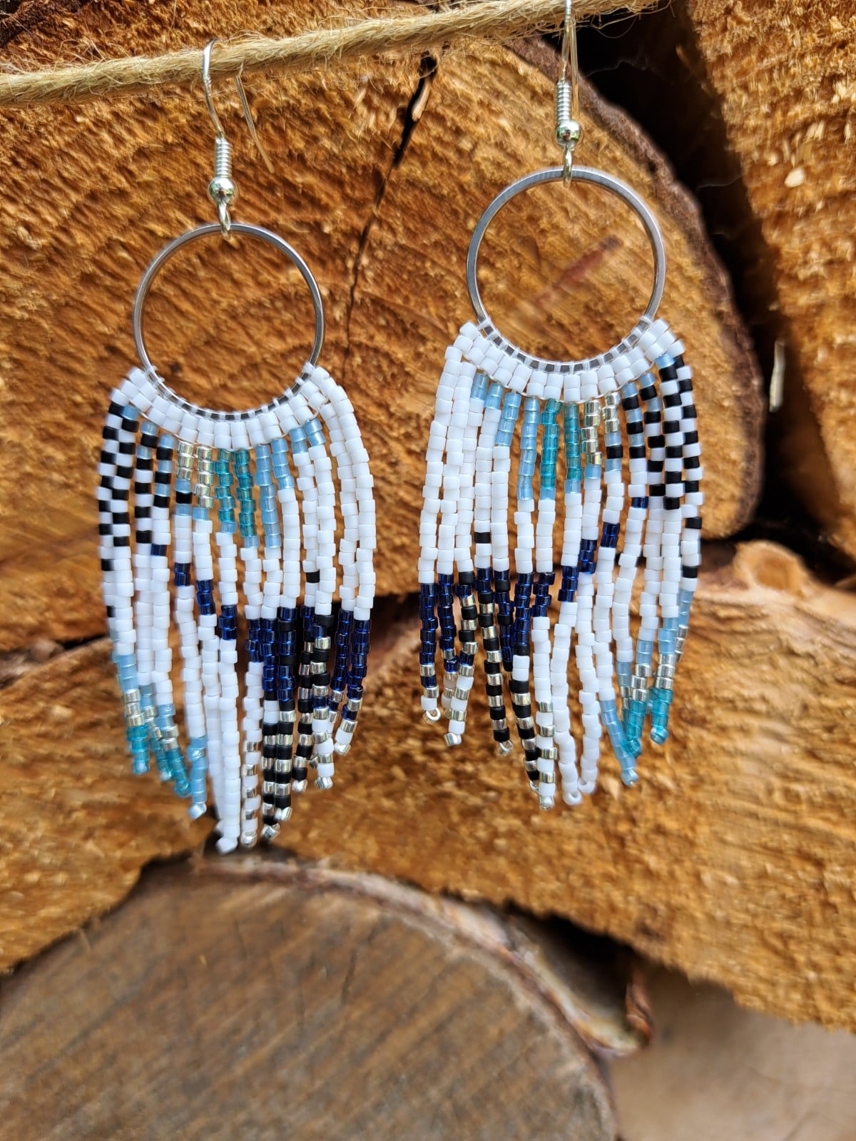 Blue Mirage – lichte fringe oorbellen met miyuki kralen in blauw, zilver en zwart