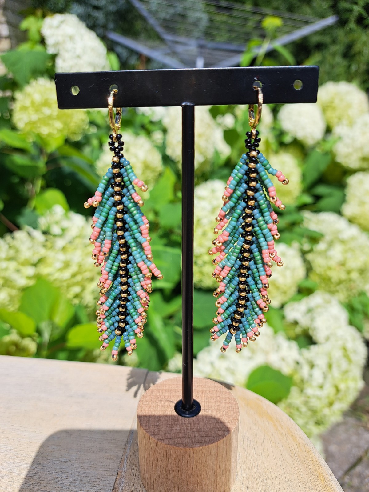 Color Quill – statement oorbellen met miyuki rocailles in veervorm