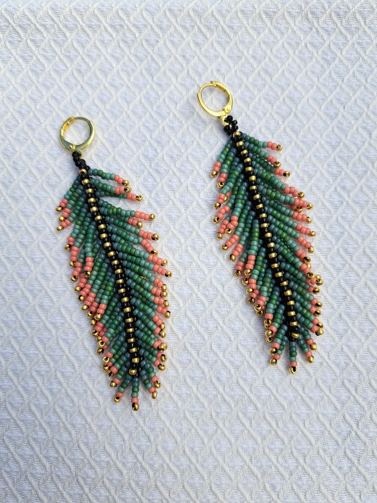 Color Quill – statement oorbellen met miyuki rocailles in veervorm