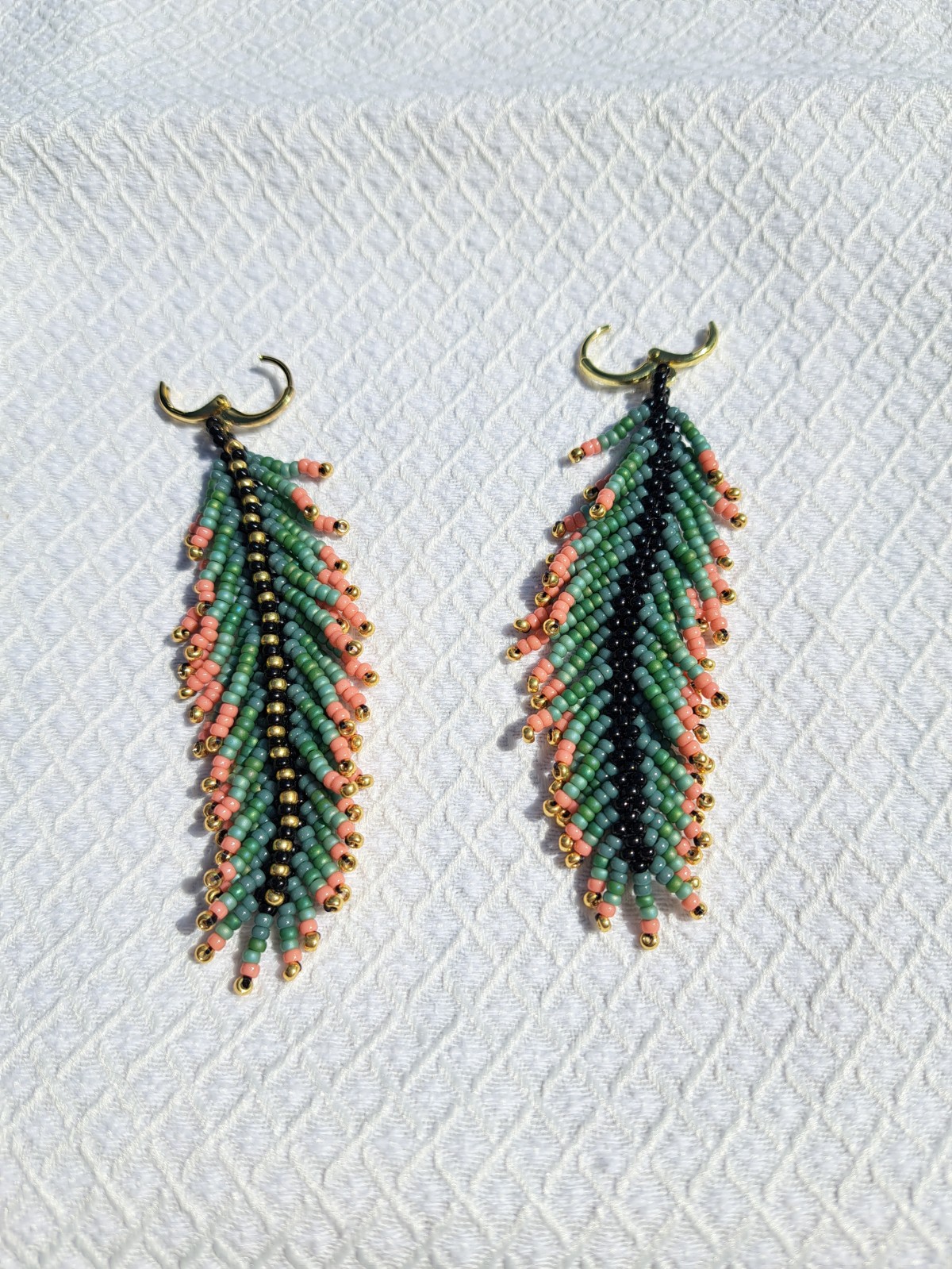 Color Quill – statement oorbellen met miyuki rocailles in veervorm