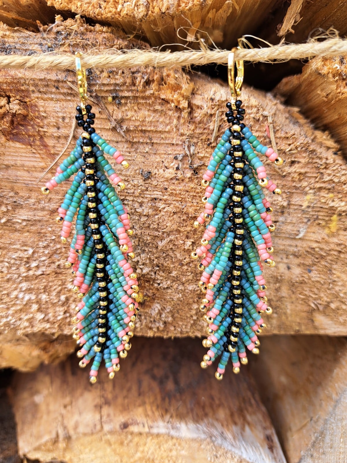 Color Quill – statement oorbellen met miyuki rocailles in veervorm