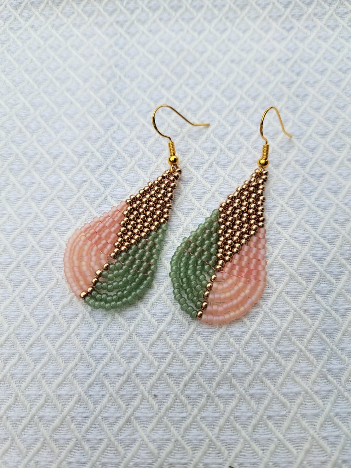 Color Weave – Blush Sage | Kleine brickstitch oorbellen in kleurvlakken met gouden details