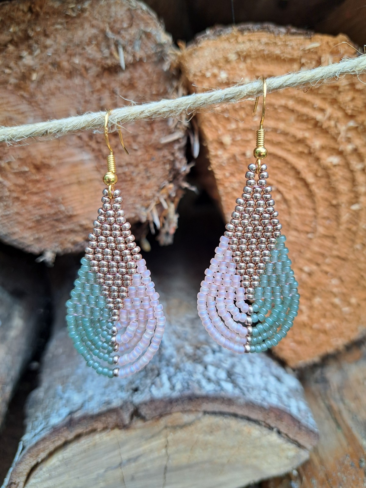 Color Weave – Blush Sage | Kleine brickstitch oorbellen in kleurvlakken met gouden details