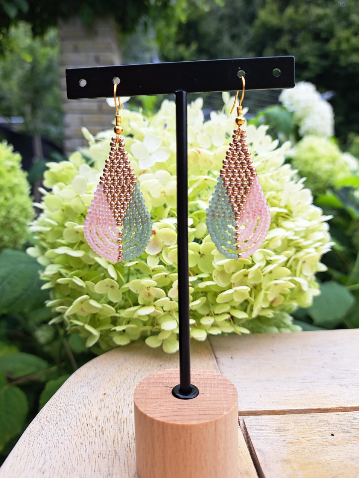 Color Weave – Blush Sage | Kleine brickstitch oorbellen in kleurvlakken met gouden details