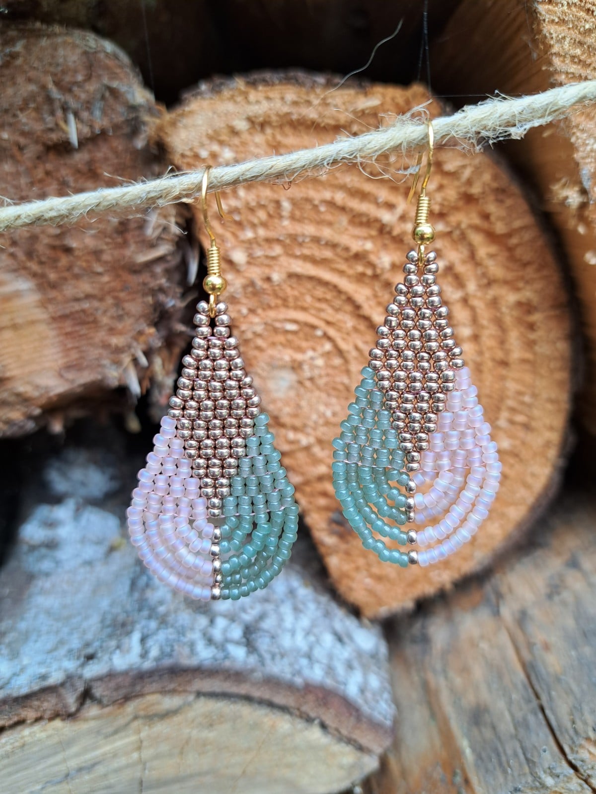 Color Weave – Blush Sage | Kleine brickstitch oorbellen in kleurvlakken met gouden details