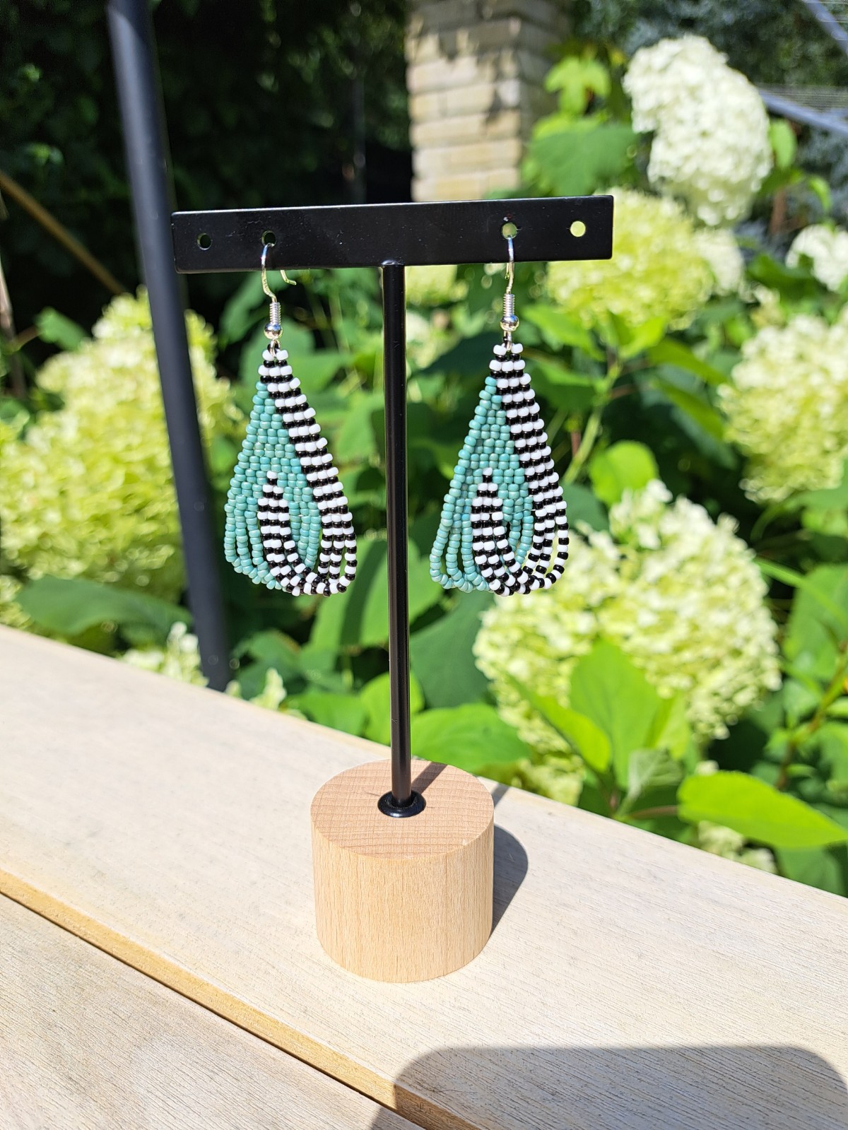 Color Weave – Eucalyptus | Handgemaakte brickstitch oorbellen in zwart, wit en eucalyptusgroen