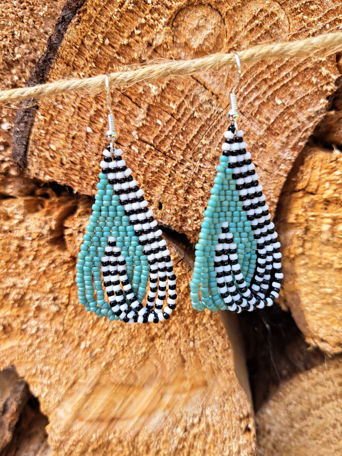 Color Weave – Eucalyptus | Handgemaakte brickstitch oorbellen in zwart, wit en eucalyptusgroen