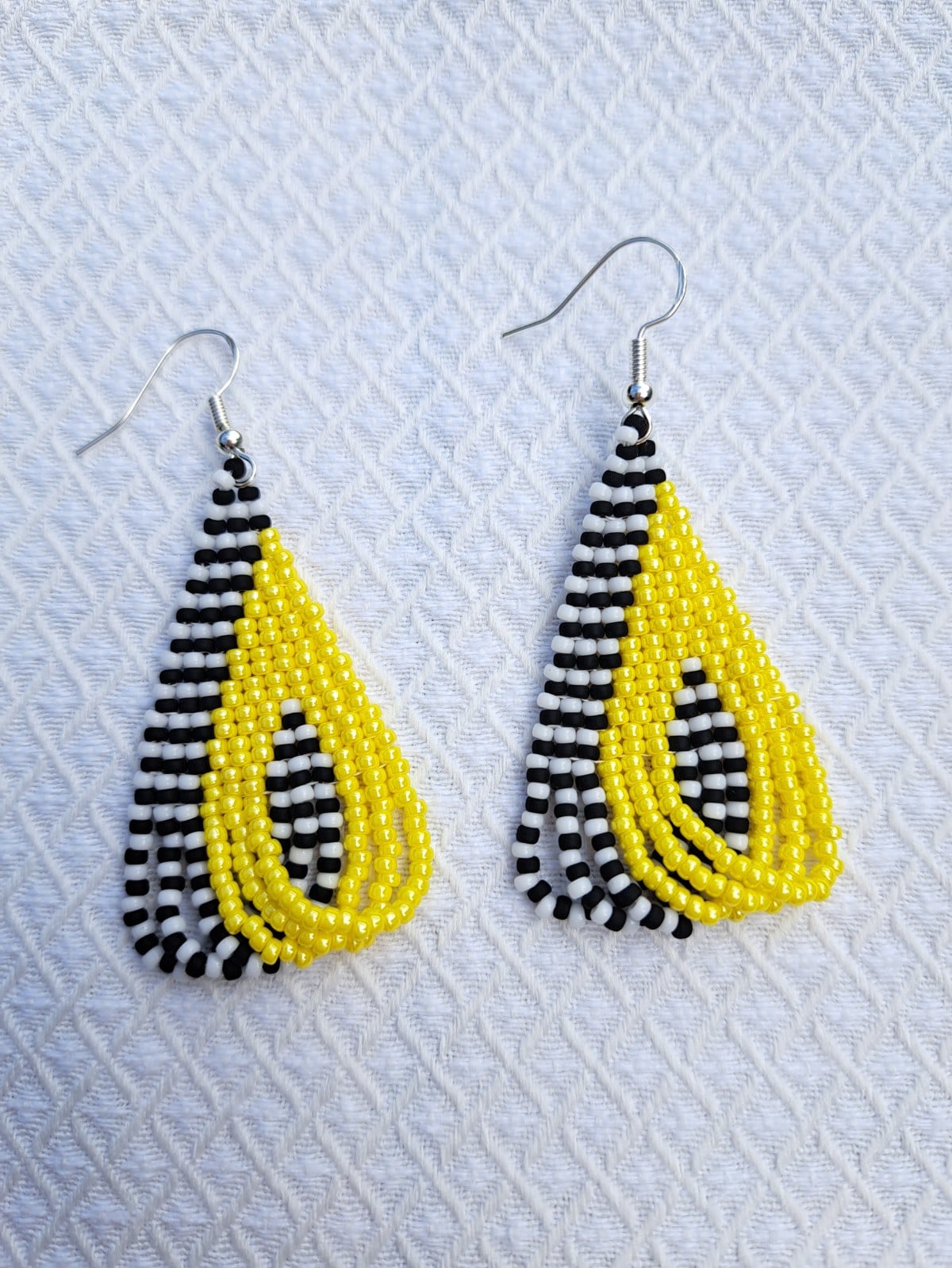Color Weave – Lemon | Handgemaakte brickstitch oorbellen in zwart, wit en geel