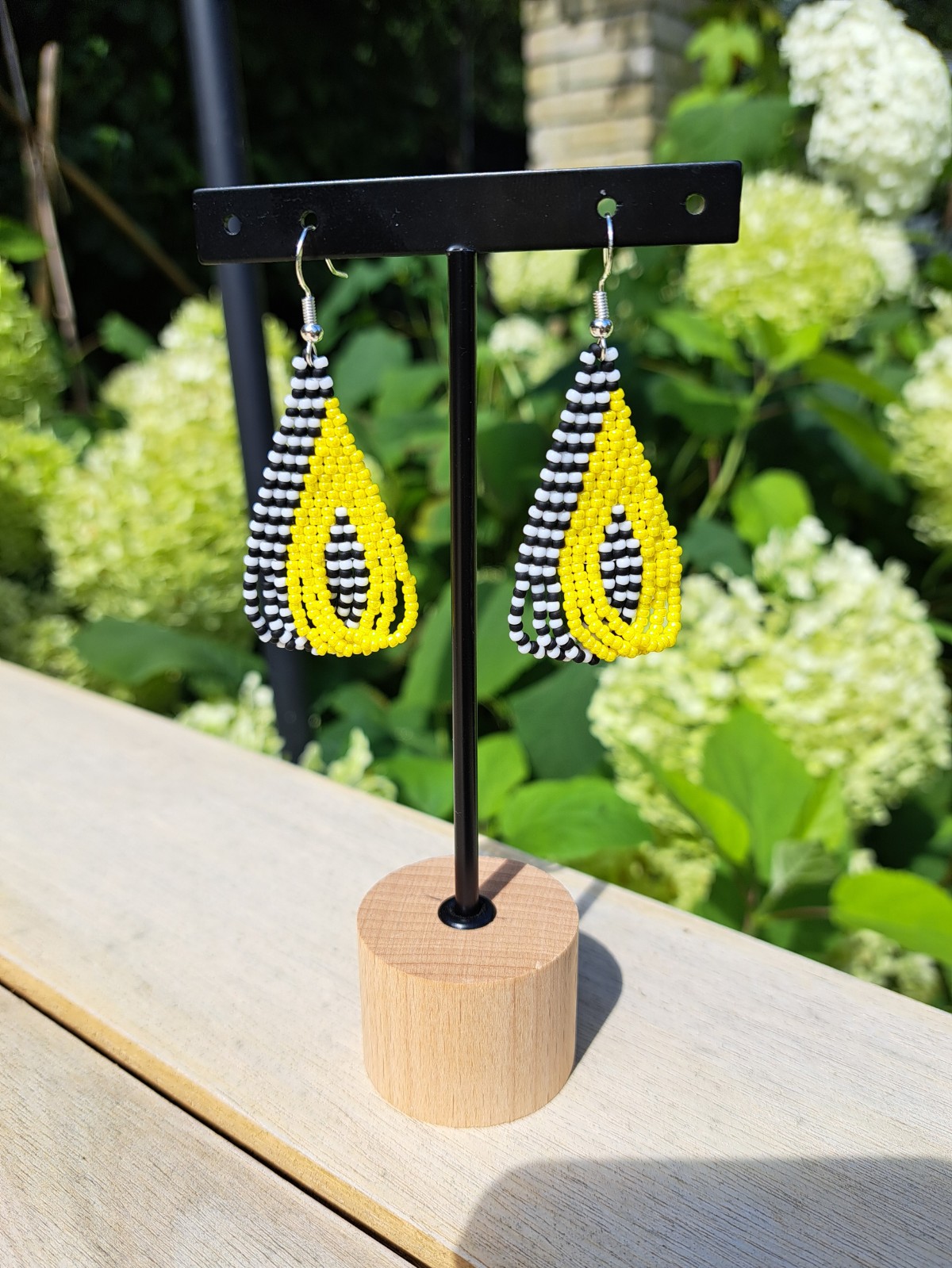 Color Weave – Lemon | Handgemaakte brickstitch oorbellen in zwart, wit en geel