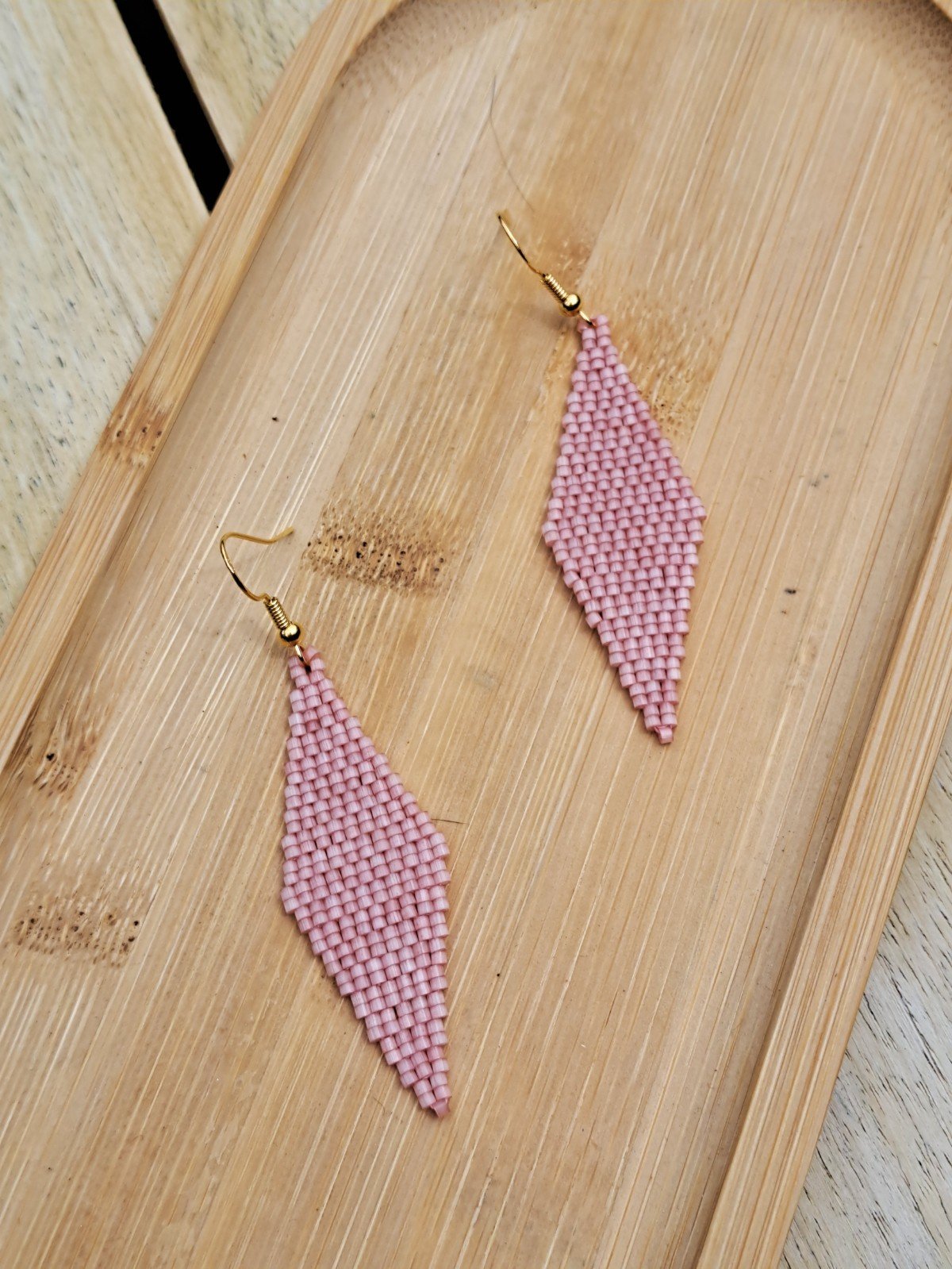 Zalmroze oorbellen van satin-silk glaskralen – met verguld zilveren haakje, 7 cm