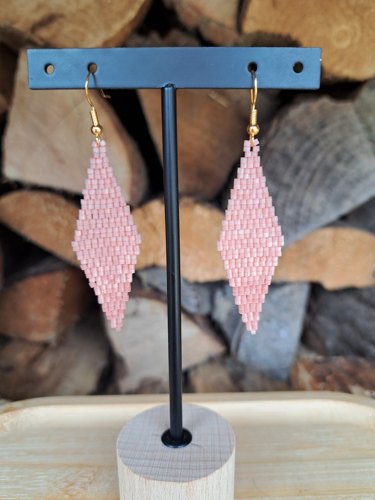 Zalmroze oorbellen van satin-silk glaskralen – met verguld zilveren haakje, 7 cm