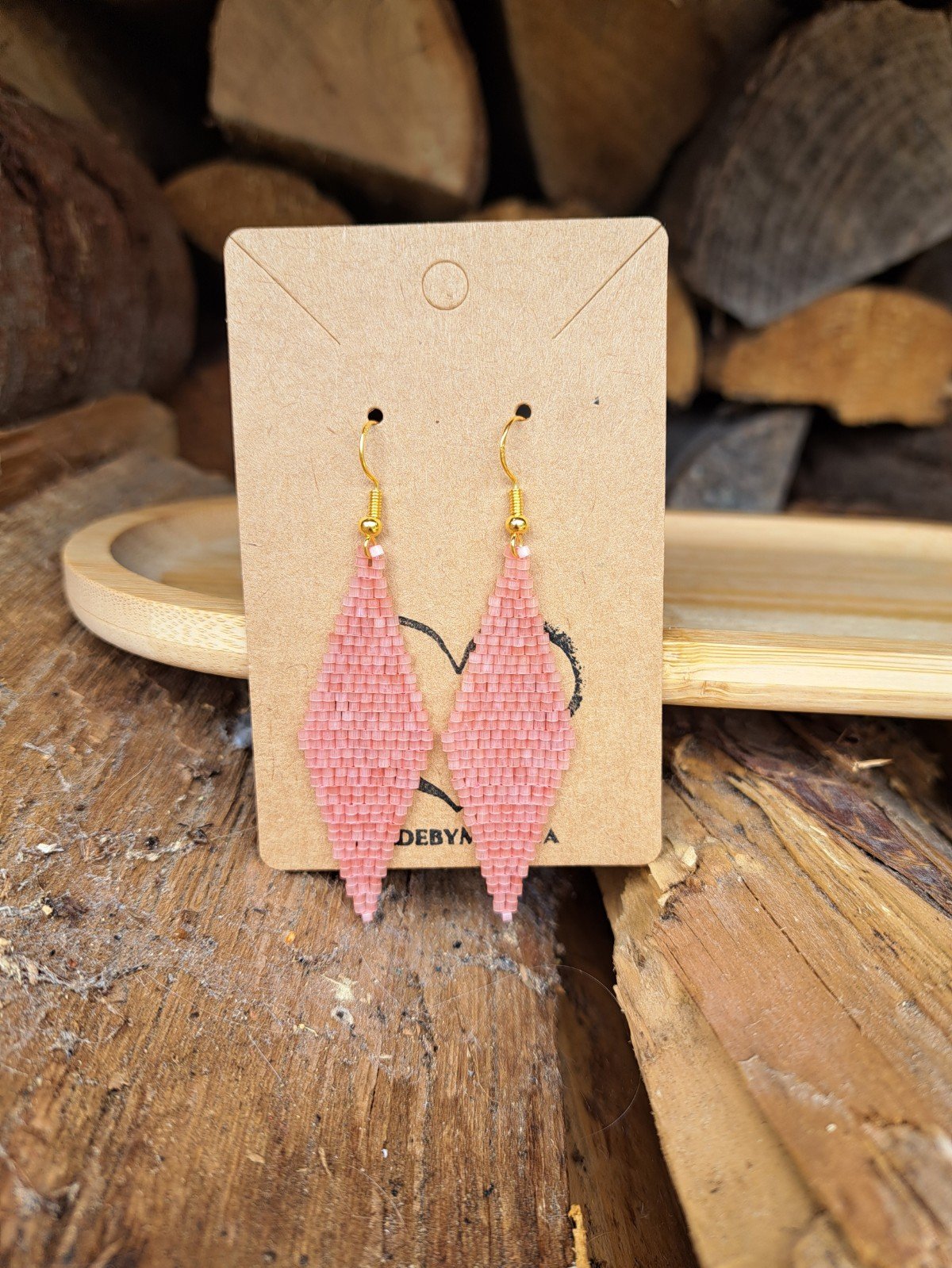 Zalmroze oorbellen van satin-silk glaskralen – met verguld zilveren haakje, 7 cm