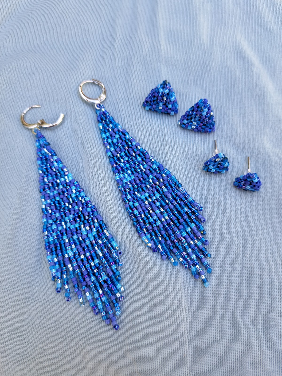 Fringe oorbellen Confetti Blue Tone – brick stitch, Miyuki Delica kralen, 9 cm lang, rvs ringen