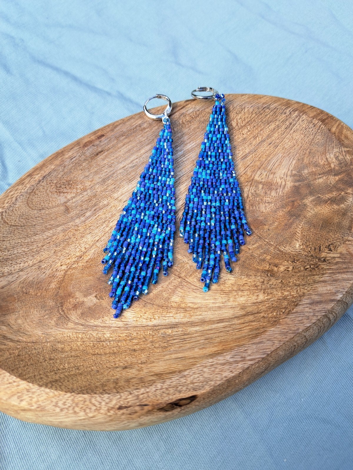 Fringe oorbellen Confetti Blue Tone – brick stitch, Miyuki Delica kralen, 9 cm lang, rvs ringen