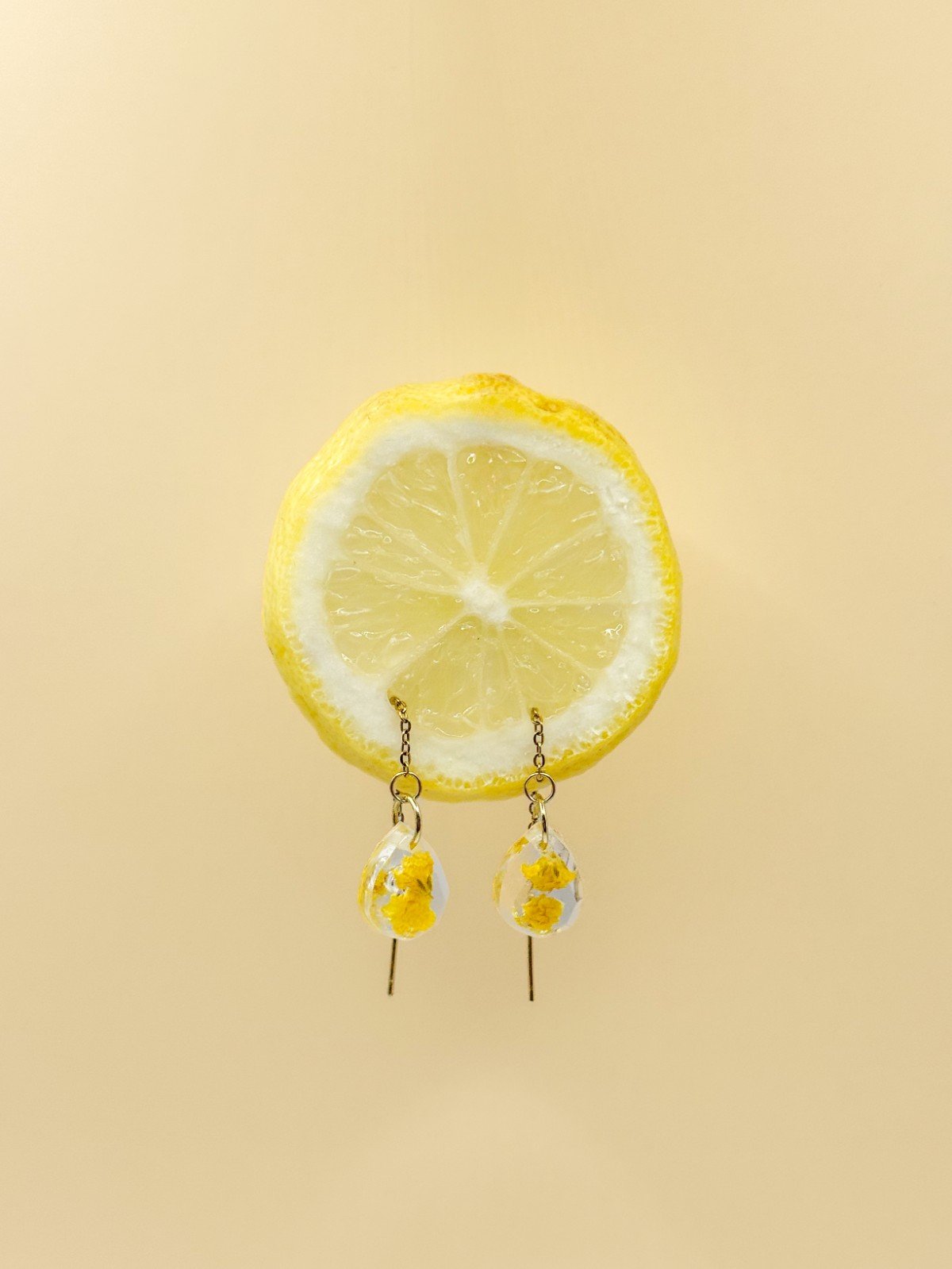 Threader Oorbellen met Druppelvormige Hangers Gevuld met Echte Bloeme… - 91658 Threader Oorbellen met Druppelvormige Hangers Gevuld met Echte Bloemen uit Amsterdam (Limoncello Romance)