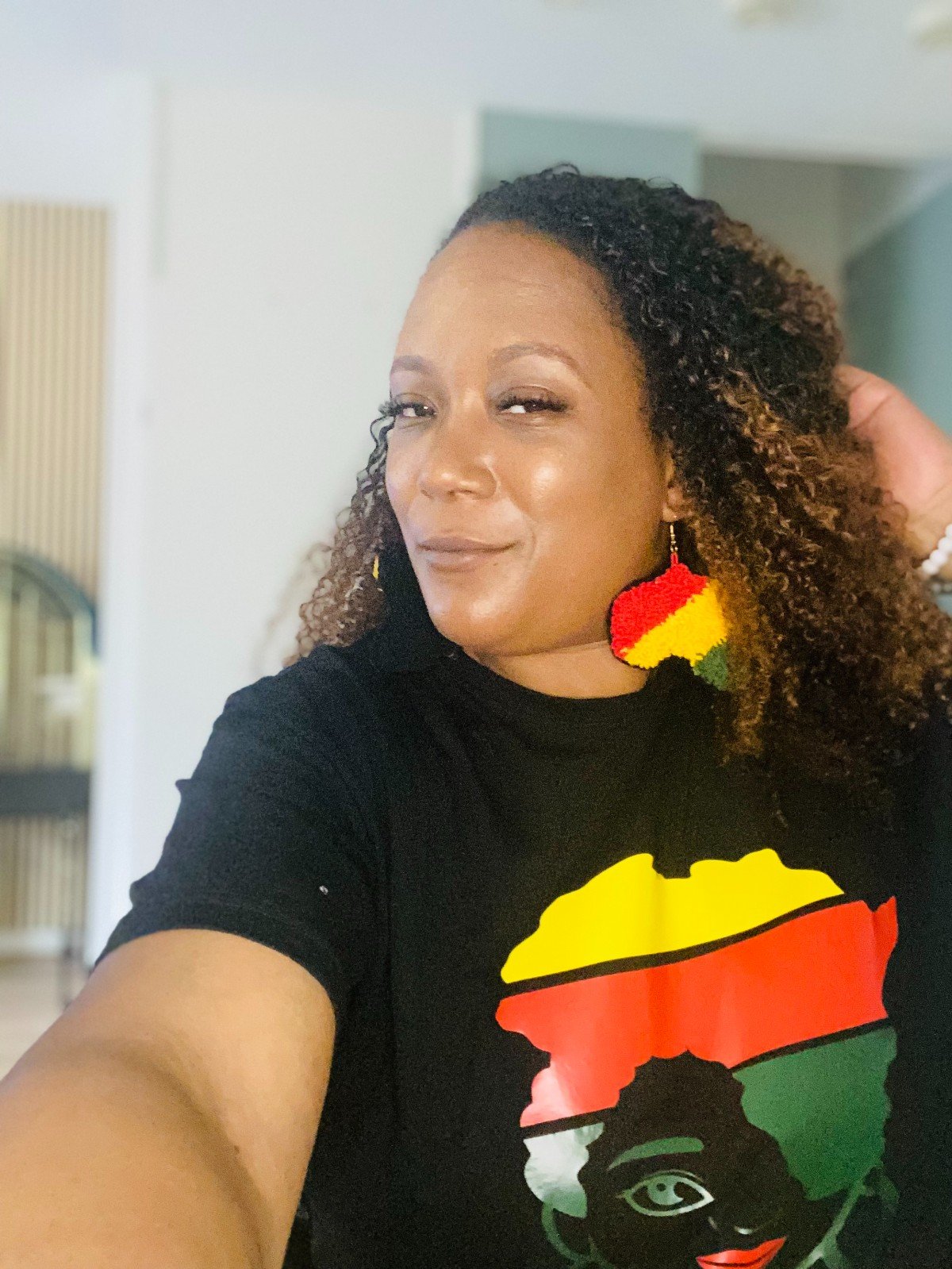 🌍 Punch Needle Oorbellen – Vorm van Afrika | Handgemaakt & Kleurrijk (Rood, Geel, Groen & Zwart)