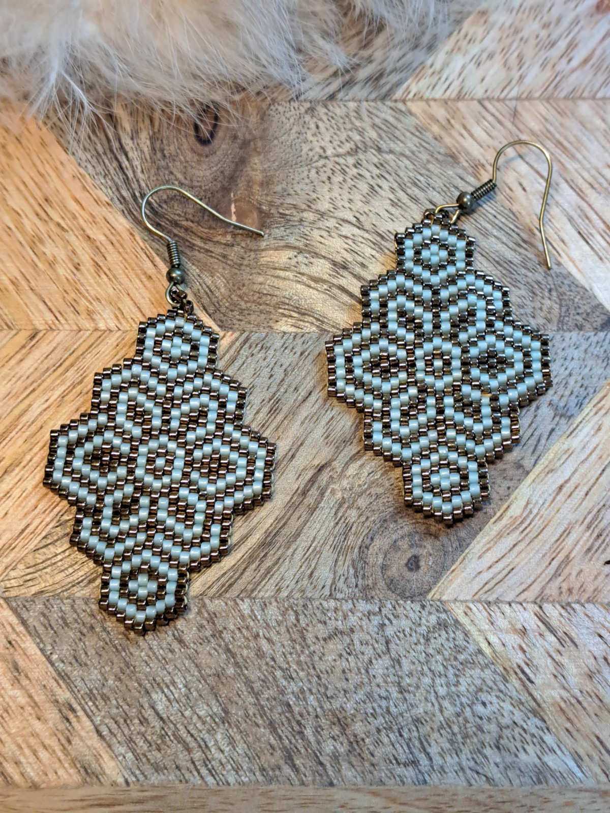 Abstracte Miyuki Oorbellen in Brons en Bleekgroen