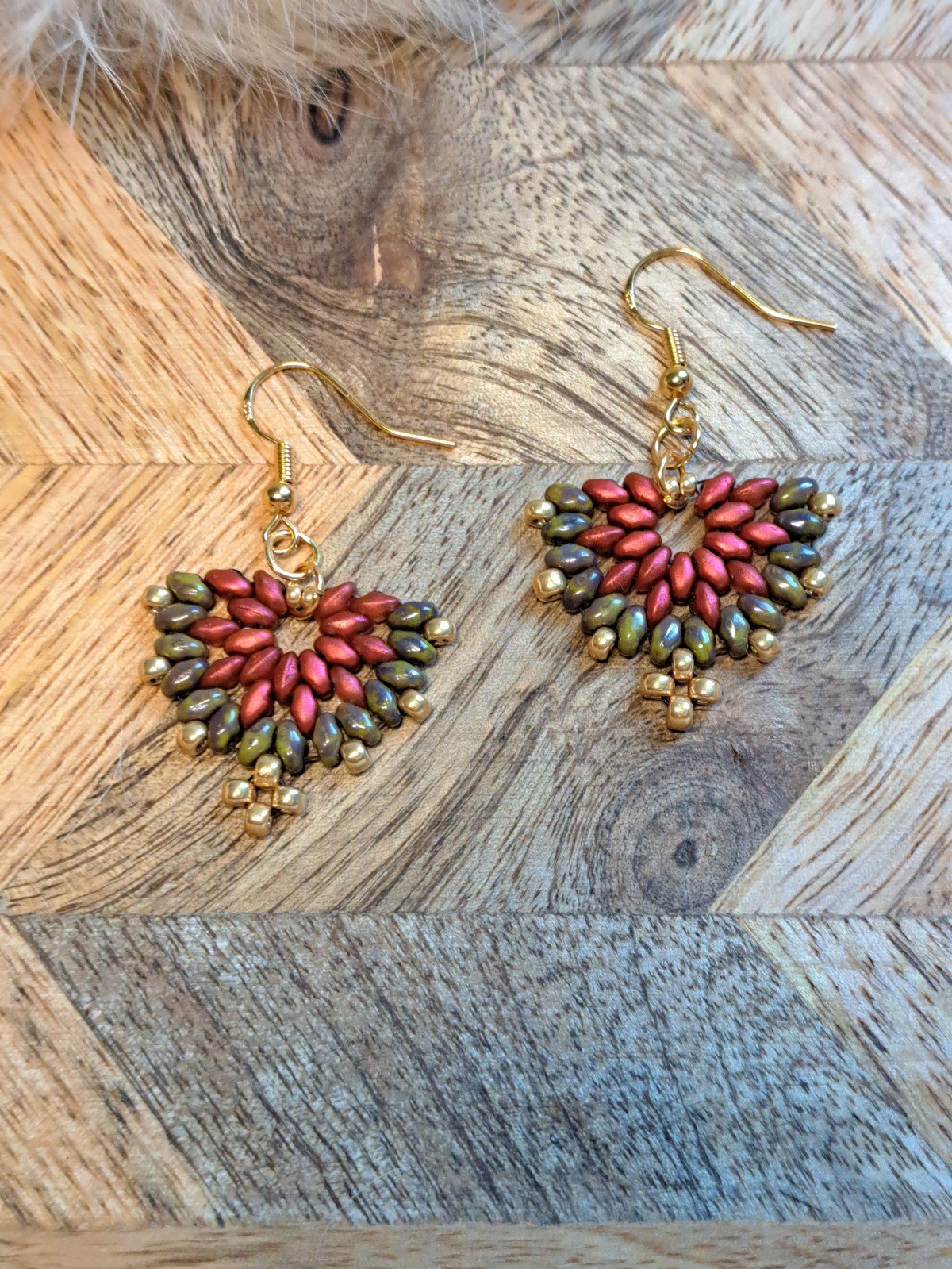 Aurora Red – elegante waaieroorbellen in rood, goud en groen - 100985 Aurora Red – elegante waaieroorbellen in rood, goud en groen