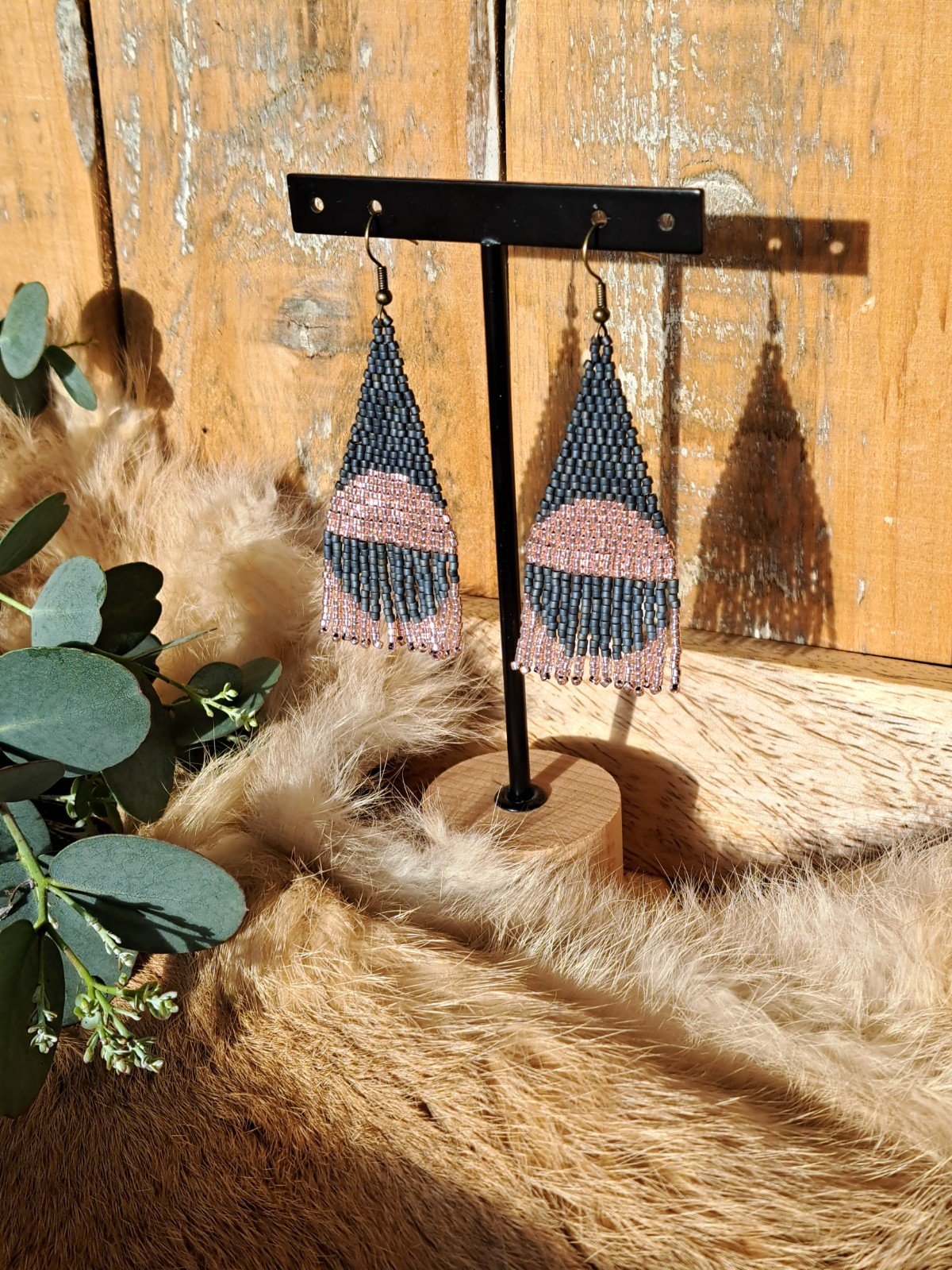 Fringe oorbellen Sunset Circle – colourblock design, Toho beads, 8 … - 103930 Fringe oorbellen Sunset Circle – colourblock design, Toho beads, 8 cm lang, bronskleurige oorhaken