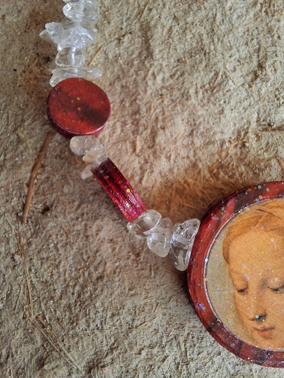 Ketting met papieren hanger, Madonna van Rafaël. - 101779 Ketting met papieren hanger, Madonna van Rafaël.