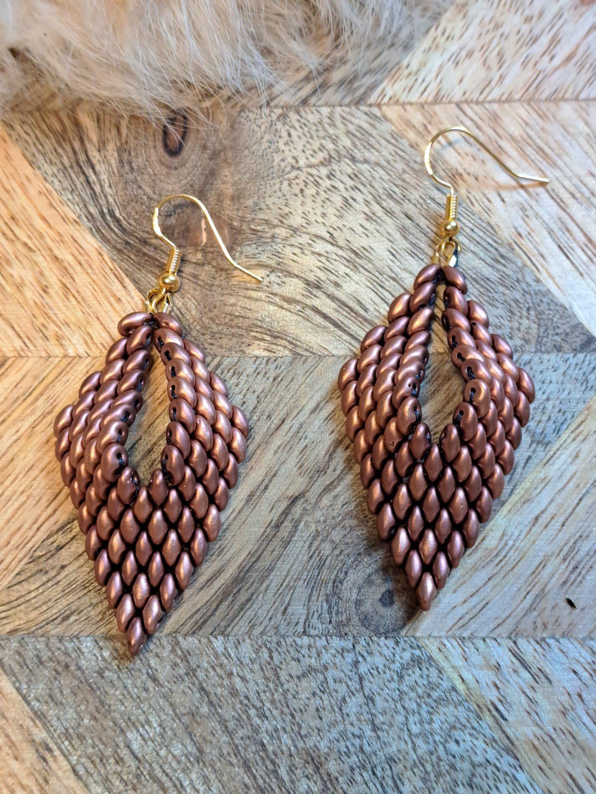 Russian Leaf Oorbellen – Handgemaakt met bruin metallic superduo-kralen