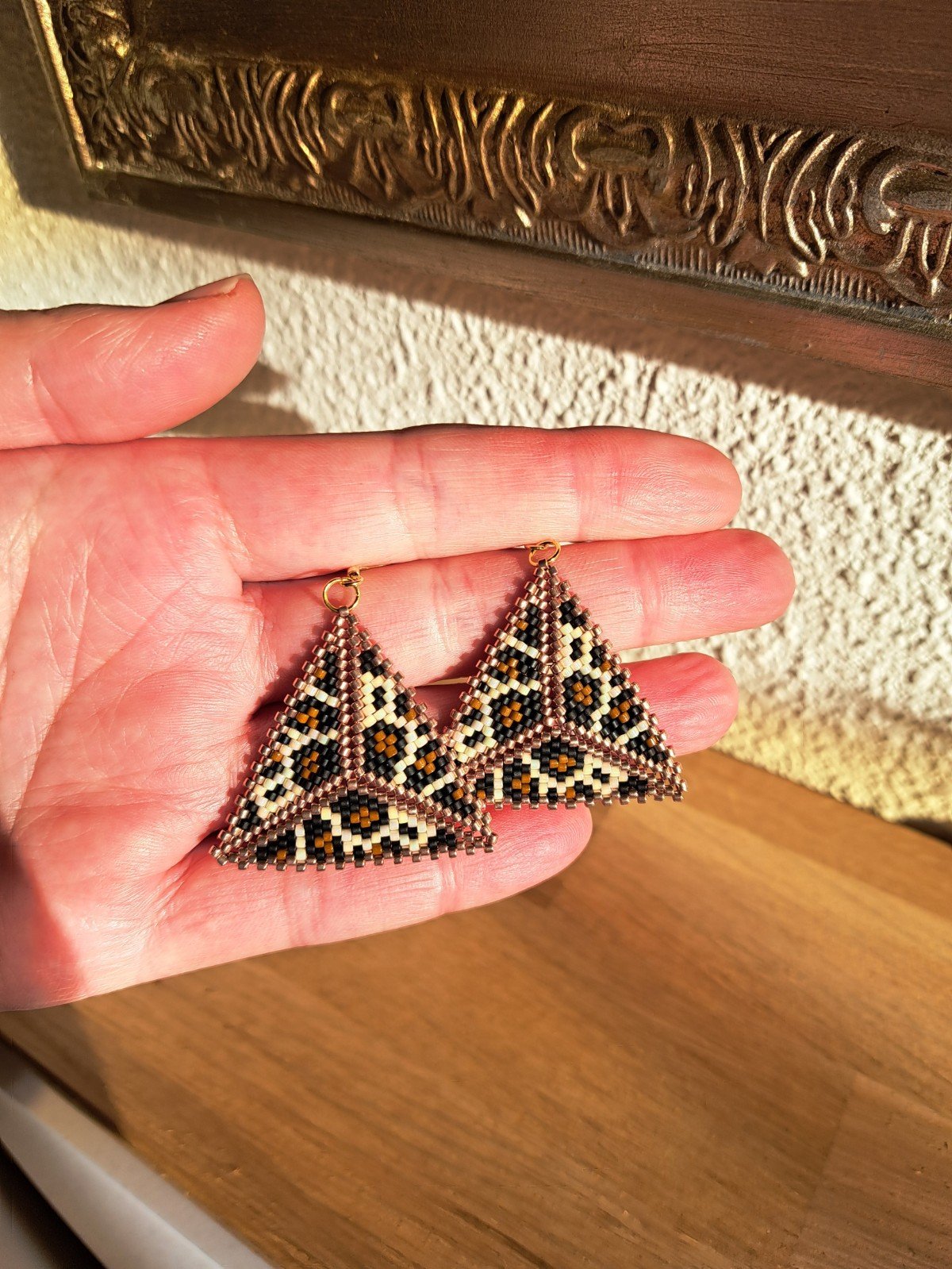 Wild Elegance – handgemaakte panterprint oorbellen van Miyuki kralen - 101845 Wild Elegance – handgemaakte panterprint oorbellen van Miyuki kralen