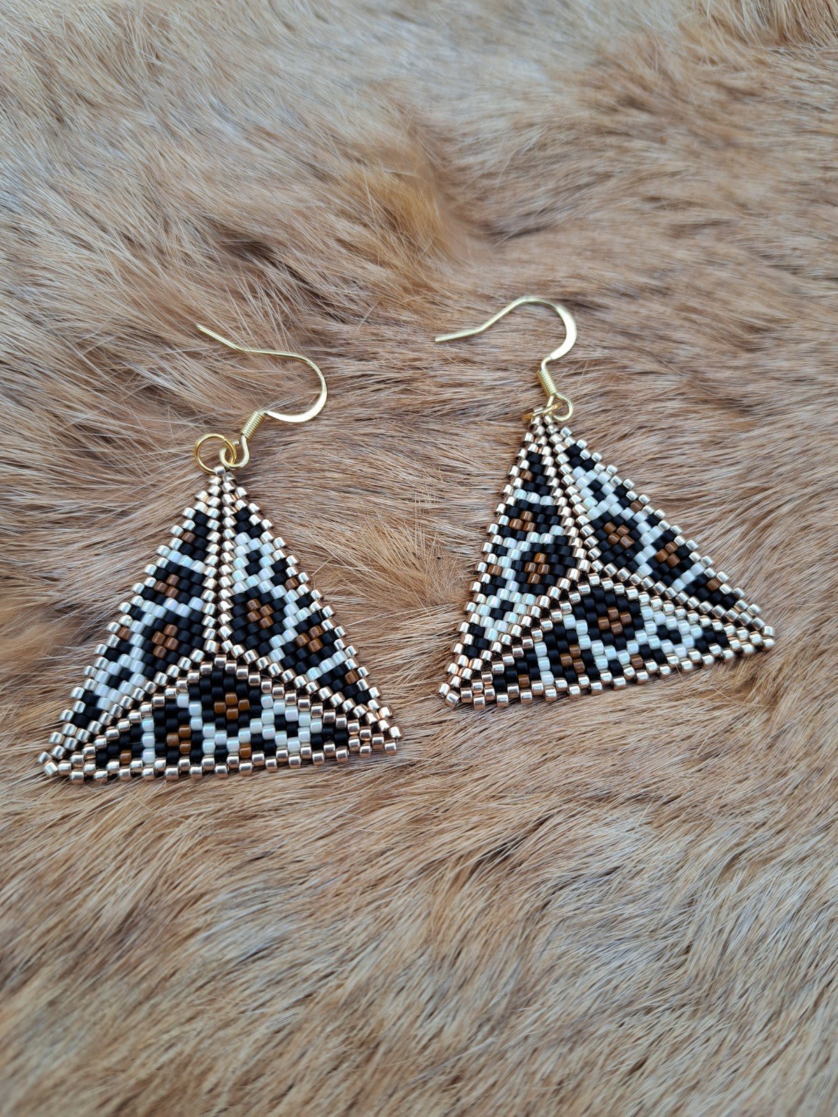 Wild Elegance – handgemaakte panterprint oorbellen van Miyuki kralen - 101846 Wild Elegance – handgemaakte panterprint oorbellen van Miyuki kralen