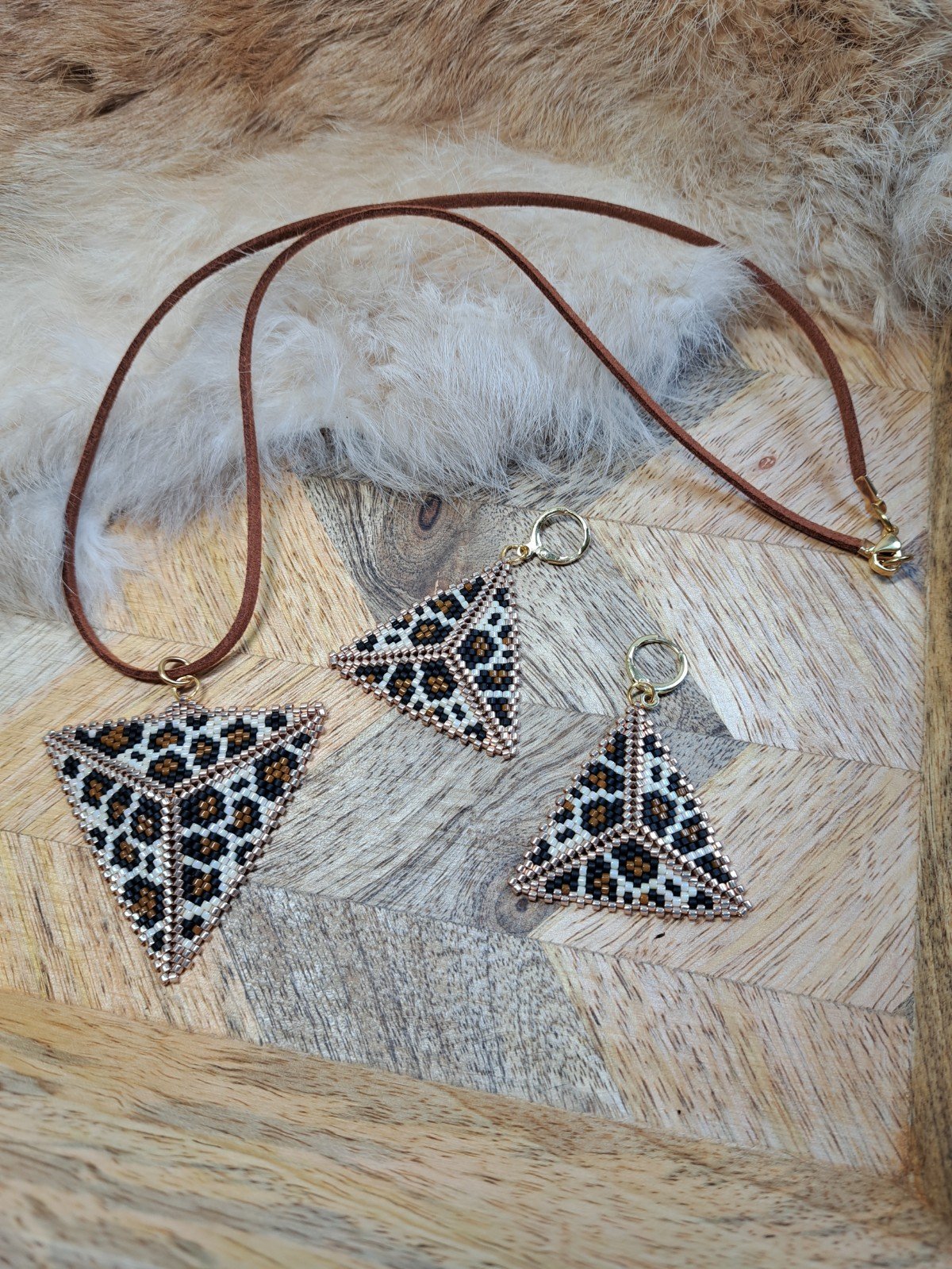 Wild Elegance sieradenset – handgemaakte panterprint oorbellen & ketting van Miyuki kralen